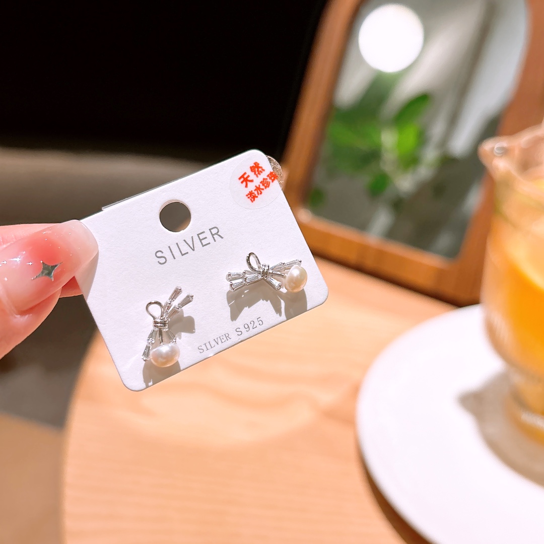 S925 Sterling Silver Freshwater Pearl Studs Lively Mother's Birthday