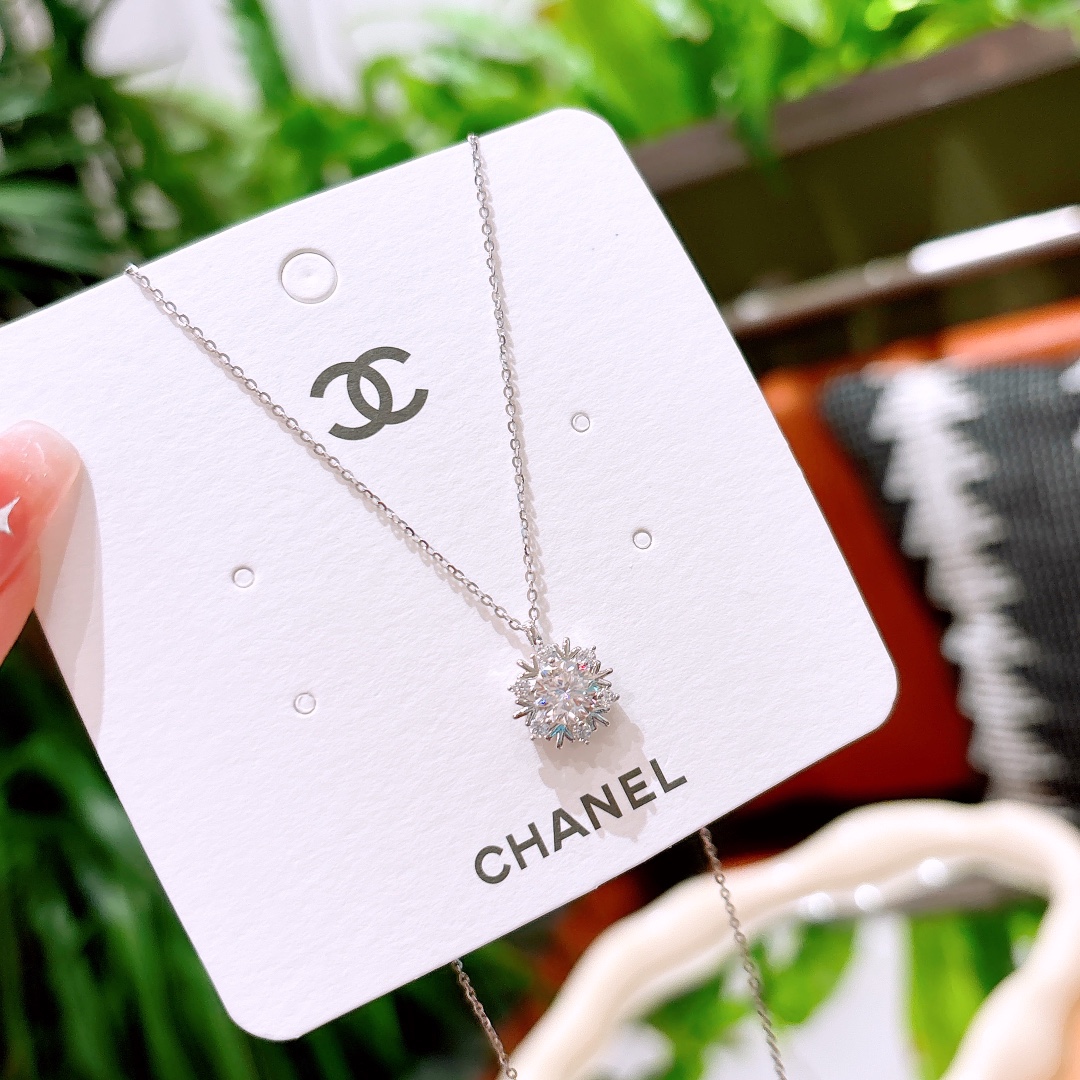 シックファインシルバーモアッサナイトネックレスゴールド 日常使い