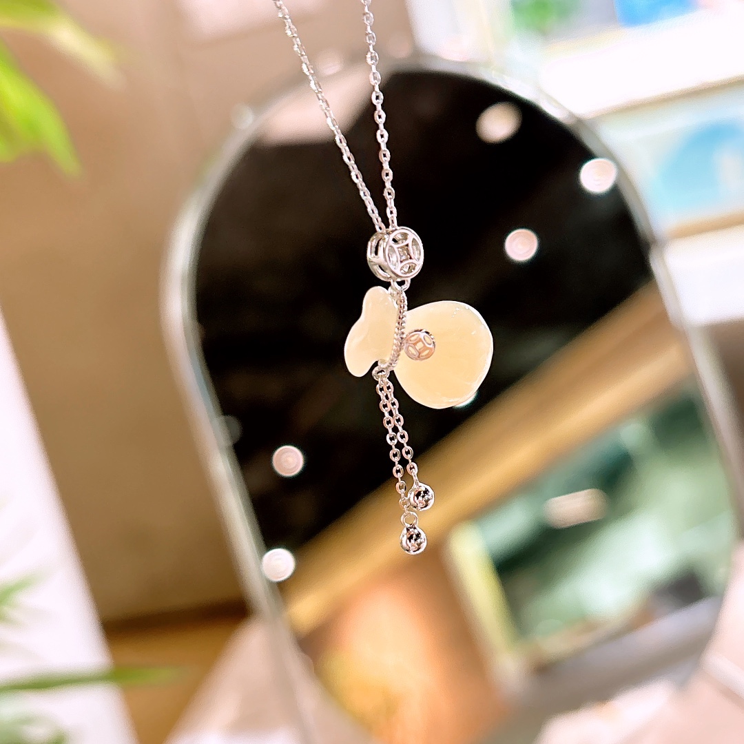 Low Allergy Silver Hetian Jade Necklace Lively Graduation Gold