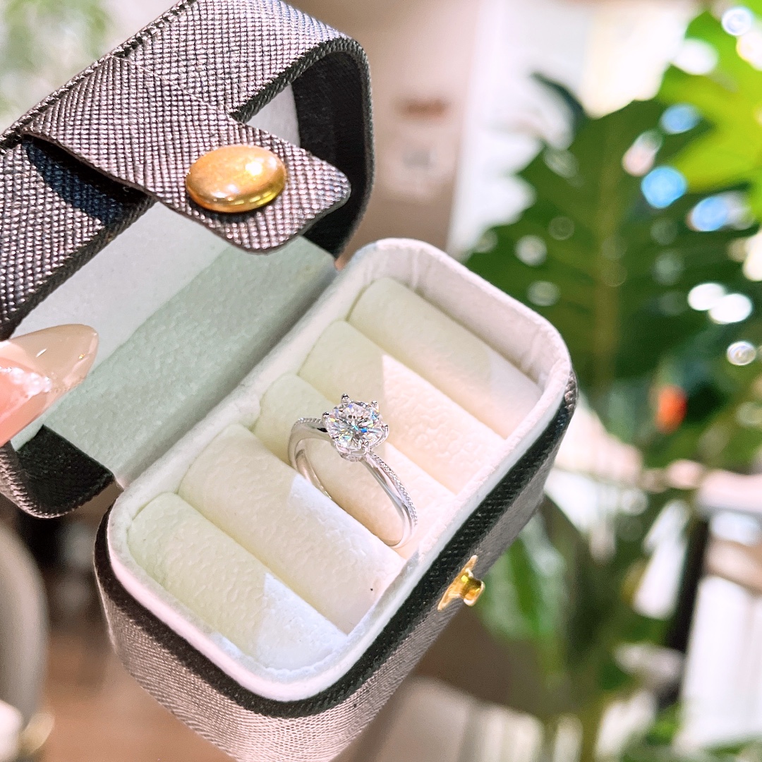 Low Allergy Silver Moissanite Ring Dainty Banquet Silver