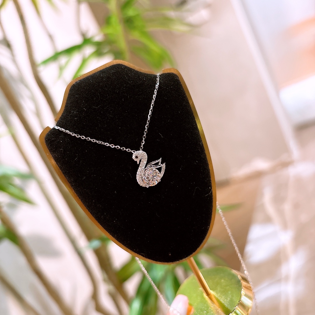 Low Allergy Silver Moissanite Necklace Sweet & Cool Travel Silver