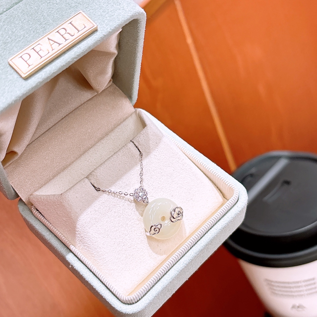 Low Allergy Silver Hetian Jade Necklace Delicate Spring Festival Gold