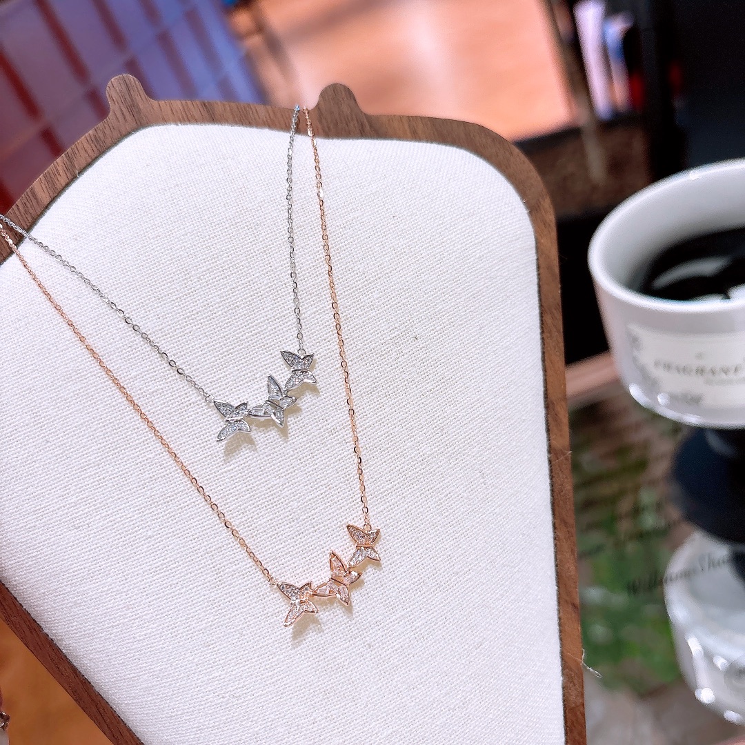 High Polish Silver Earrings & Necklace Set Gentle New Year Gold