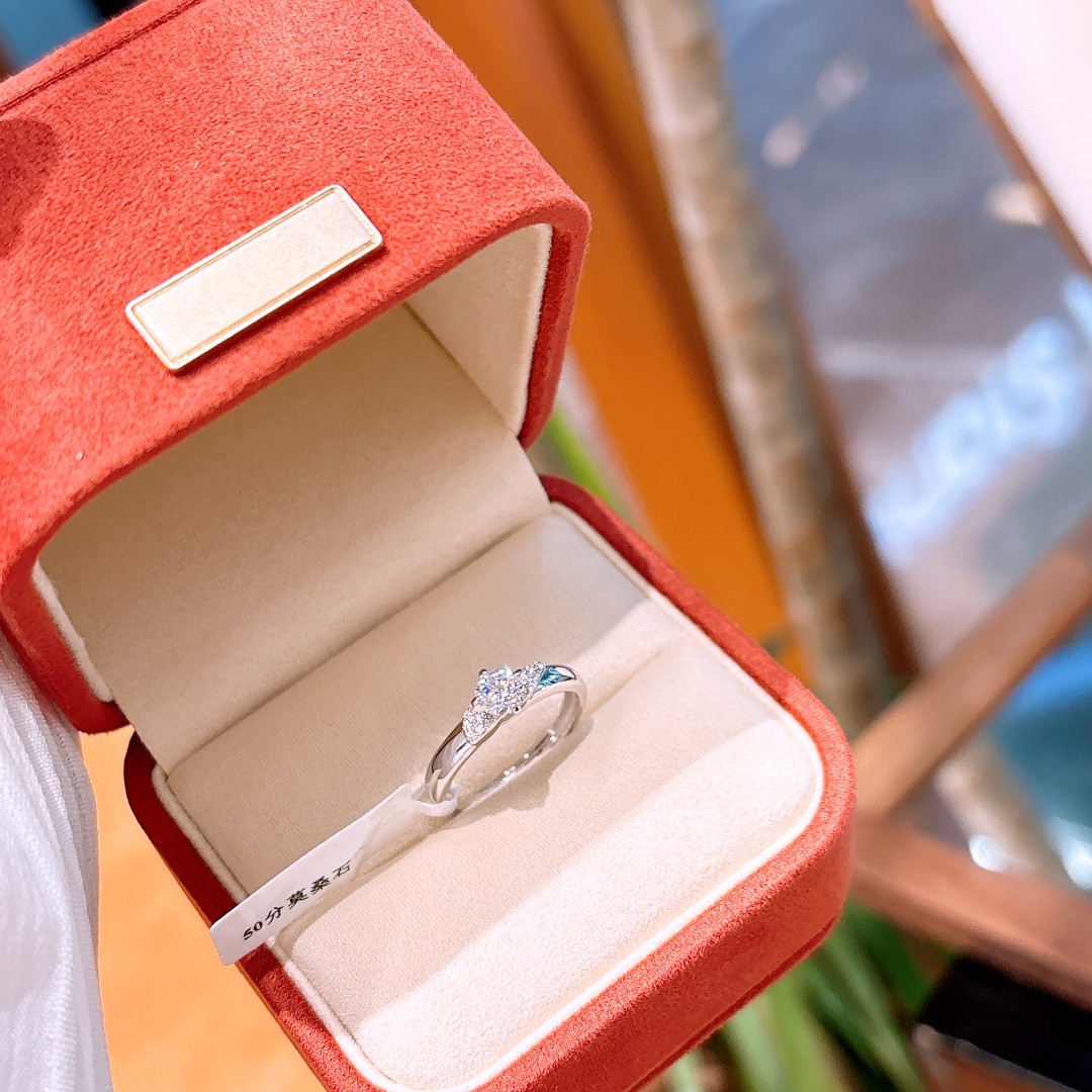 柔らかファインシルバーモアッサナイトリングゴールド バレンタインデー