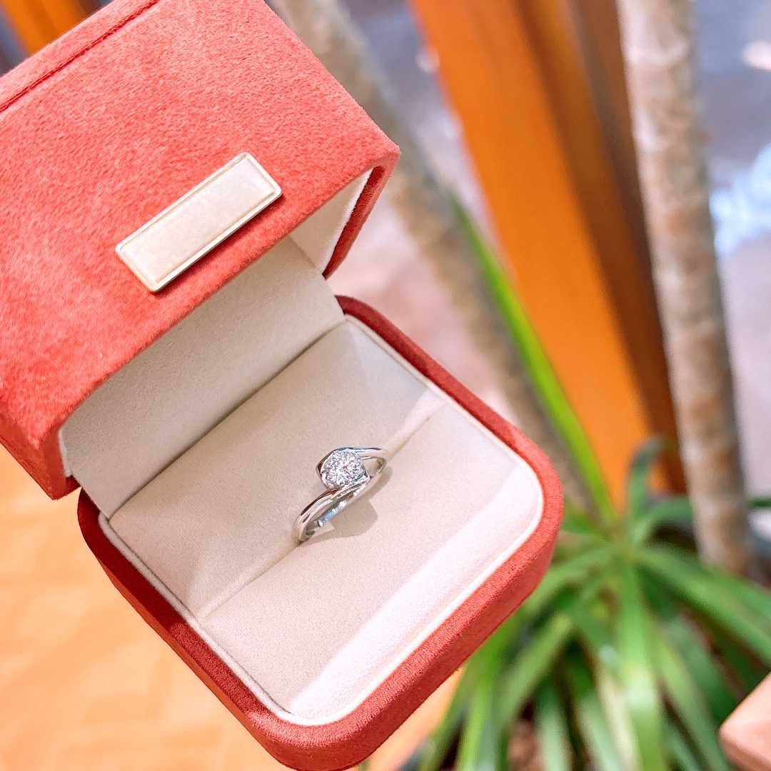 さわやか系純銀モアッサナイトリングゴールド 通勤