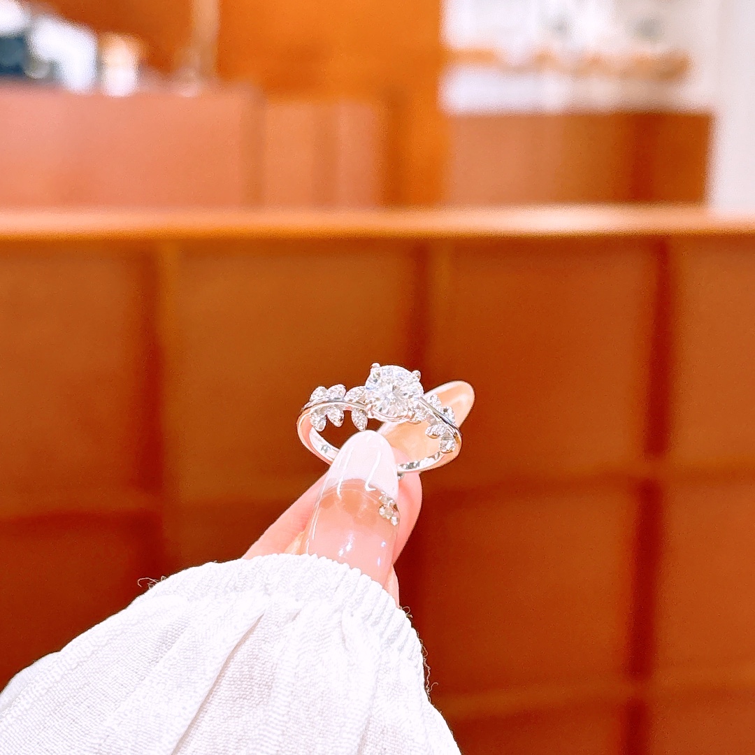 Fine Silver Moissanite Ring Gentle Banquet Silver