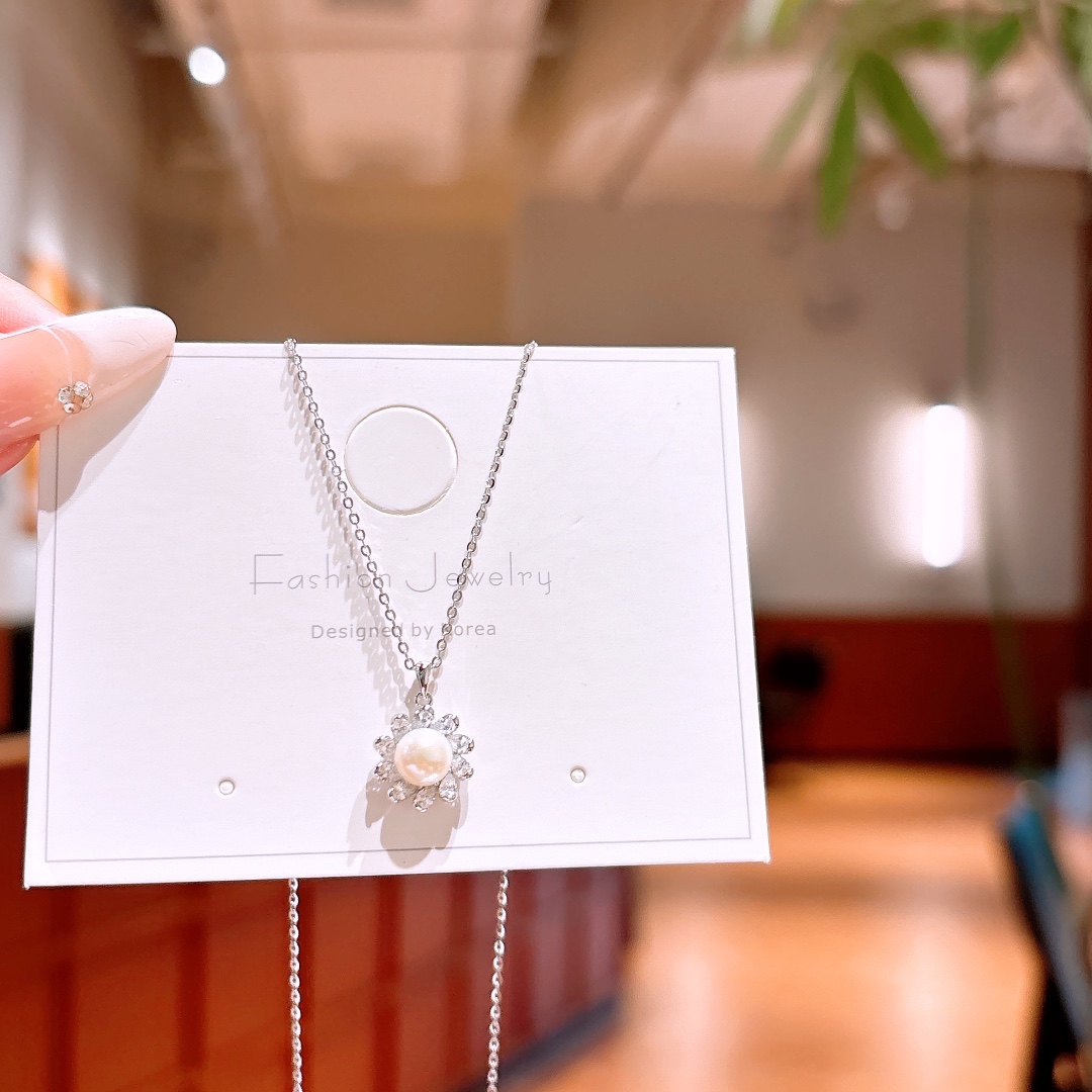 High Polish Silver Necklace Gentle Banquet Silver