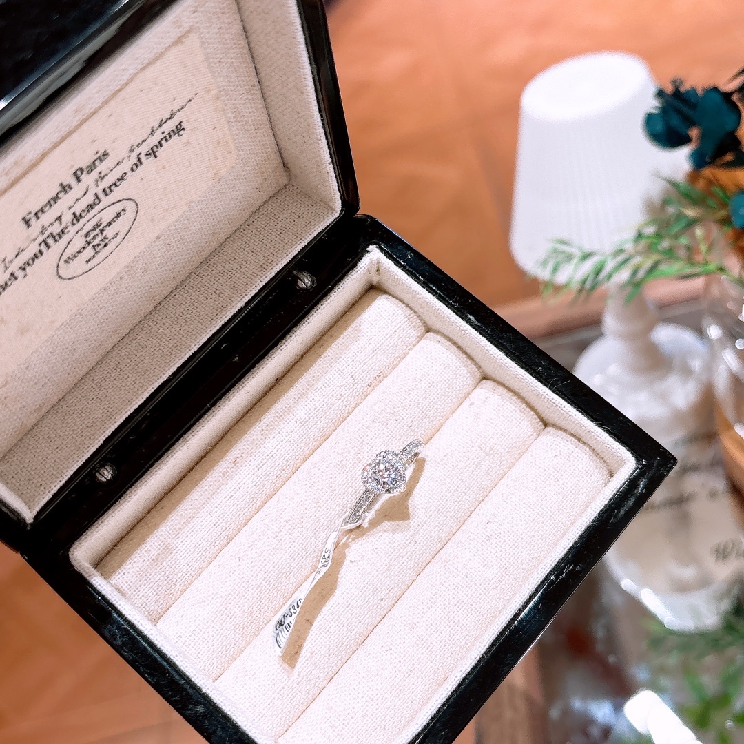 高級感ファインシルバーモアッサナイトリングゴールド 職場