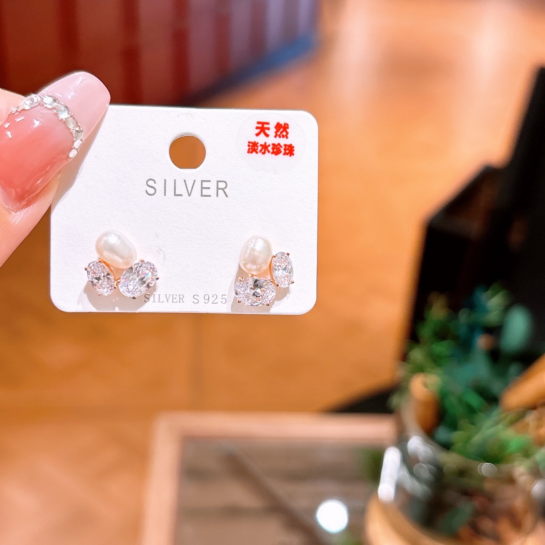 Solid Silver Freshwater Pearl Studs Girly Travel Gold