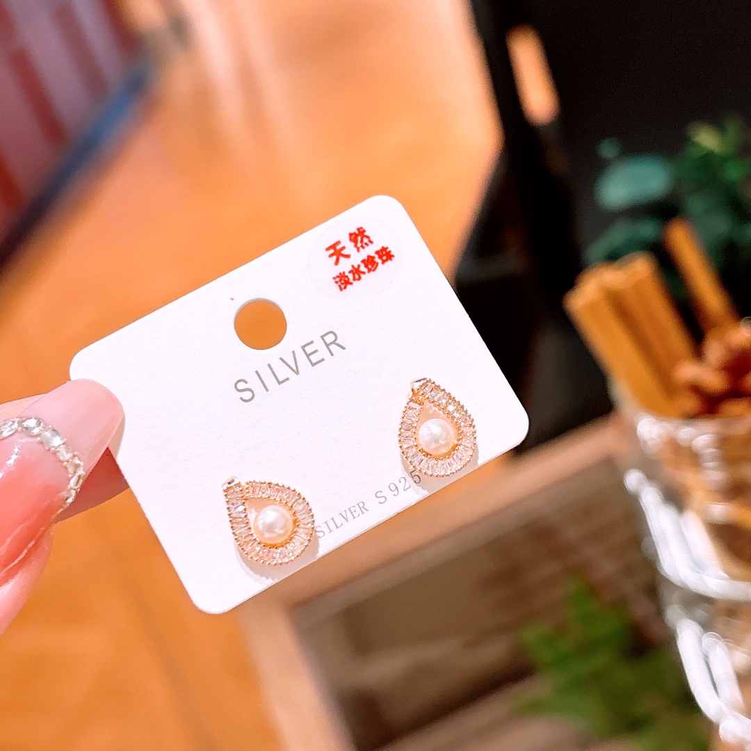 Fine Silver Freshwater Pearl Studs Sweet & Cool Workplace Gold