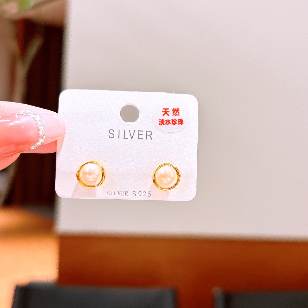 Fine Silver Freshwater Pearl Studs Gentle New Year Silver