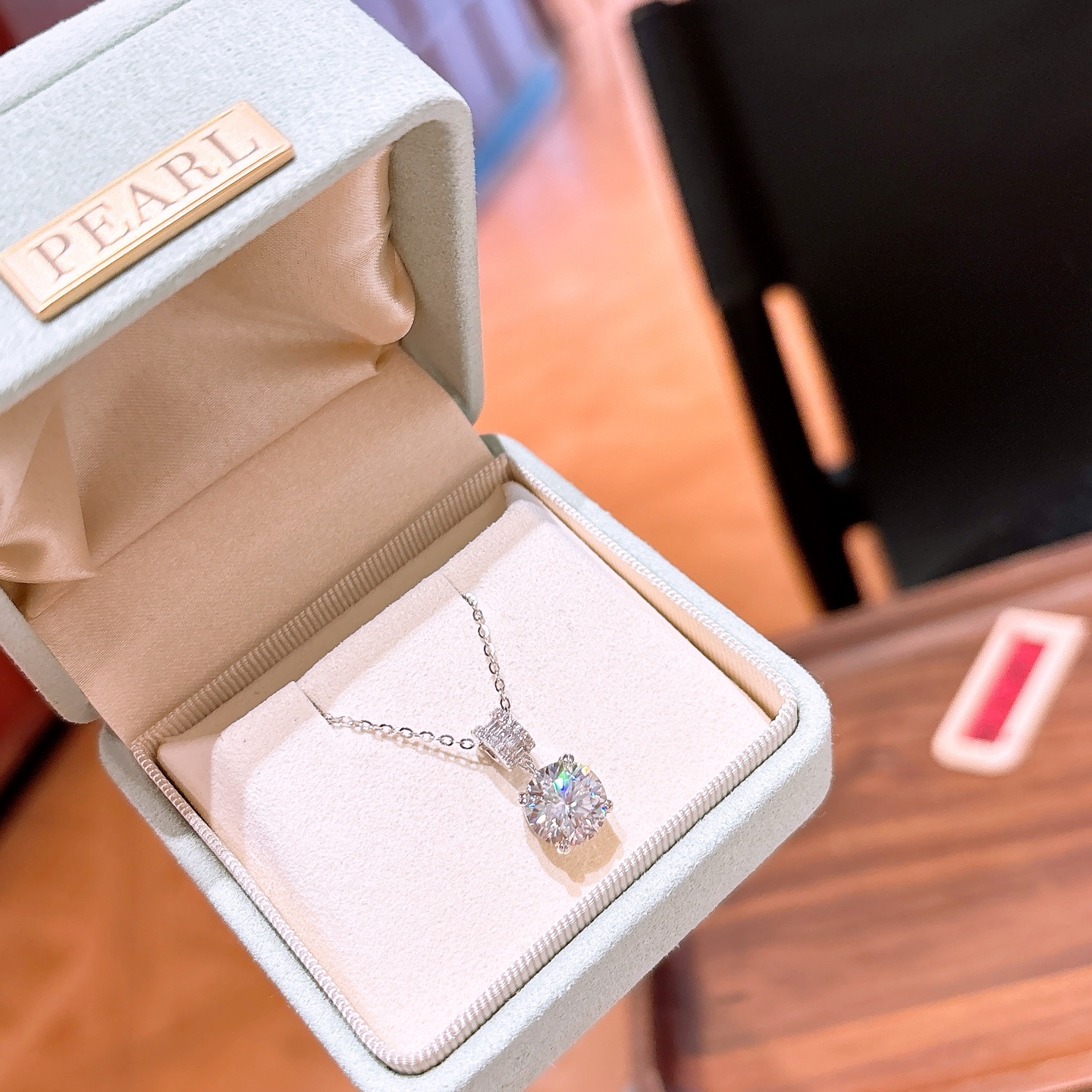 知性的925シルバーモアッサナイトネックレスゴールド 婚姻届提出