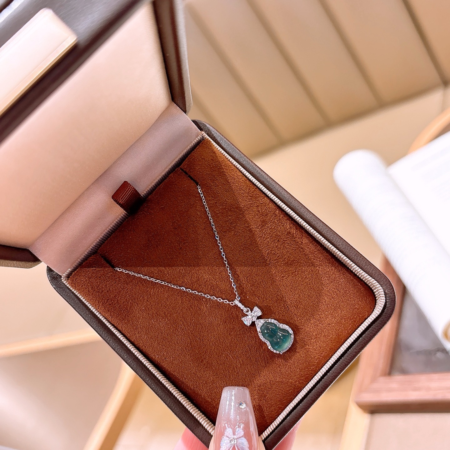 High Polish Silver Jadeite Necklace Sweet & Cool Office Silver