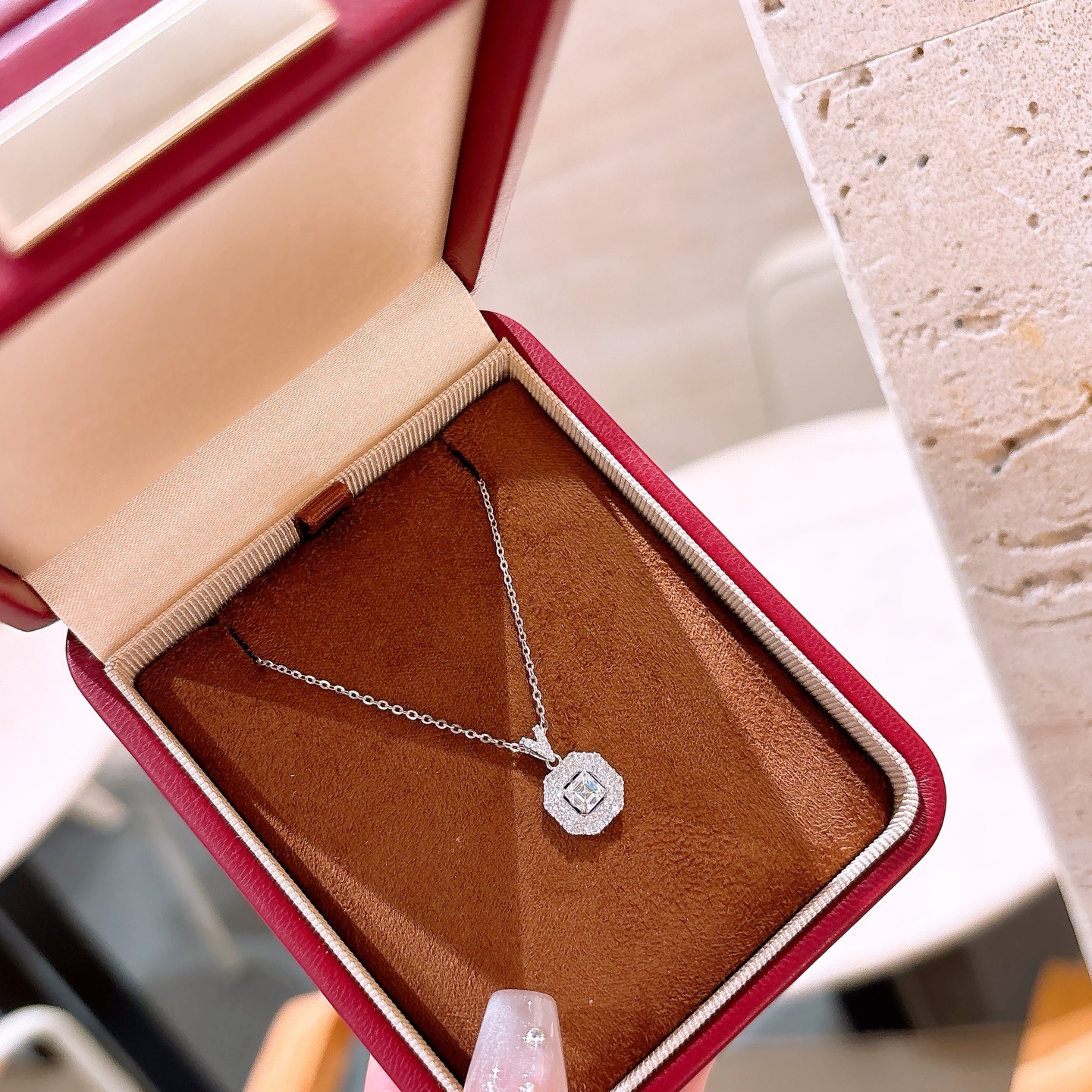 ガーリーアレルギー対応シルバーモアッサナイトネックレスゴールド 婚約