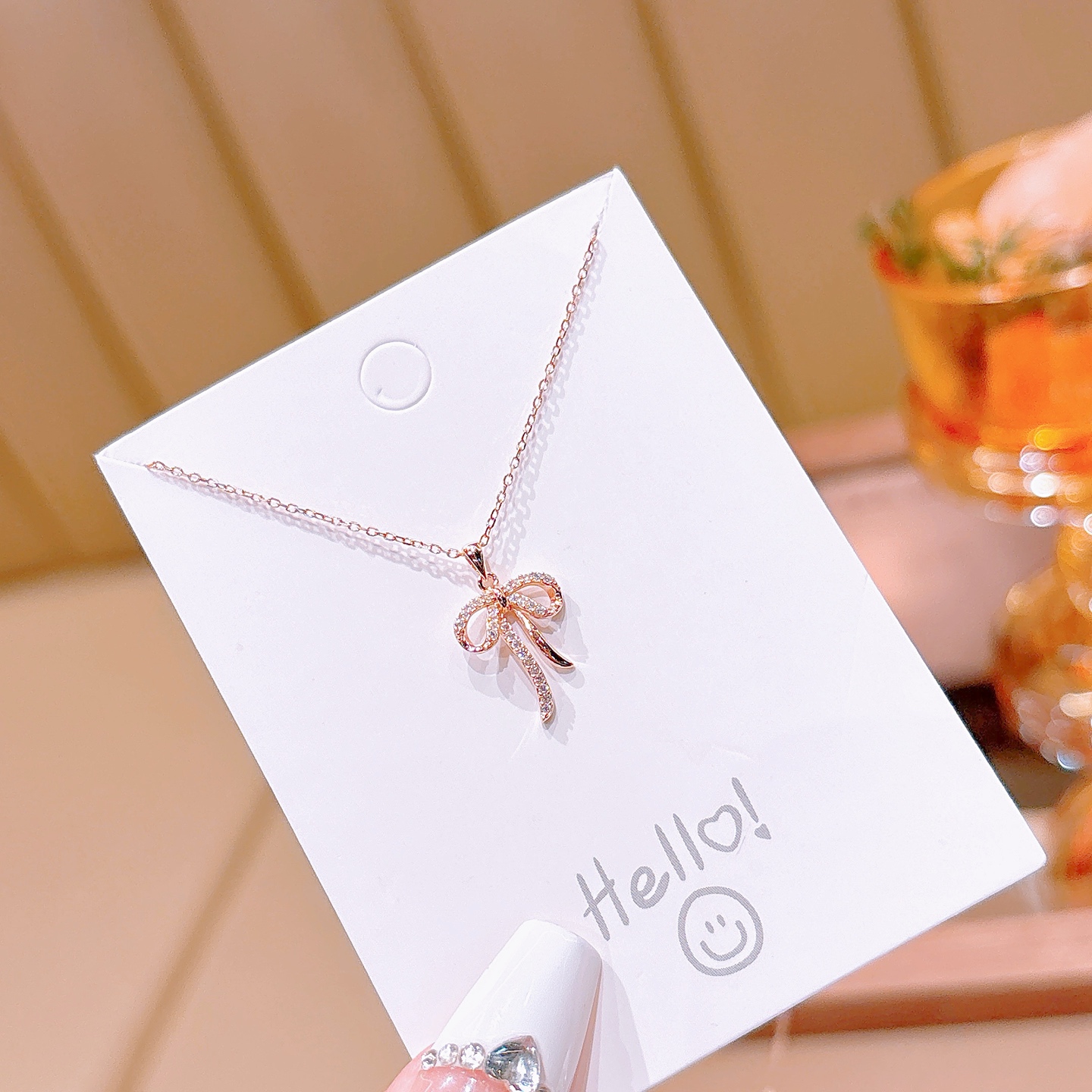 Hochglanzpoliertes Silber Kette Verspielt Arbeitsplatz Gold