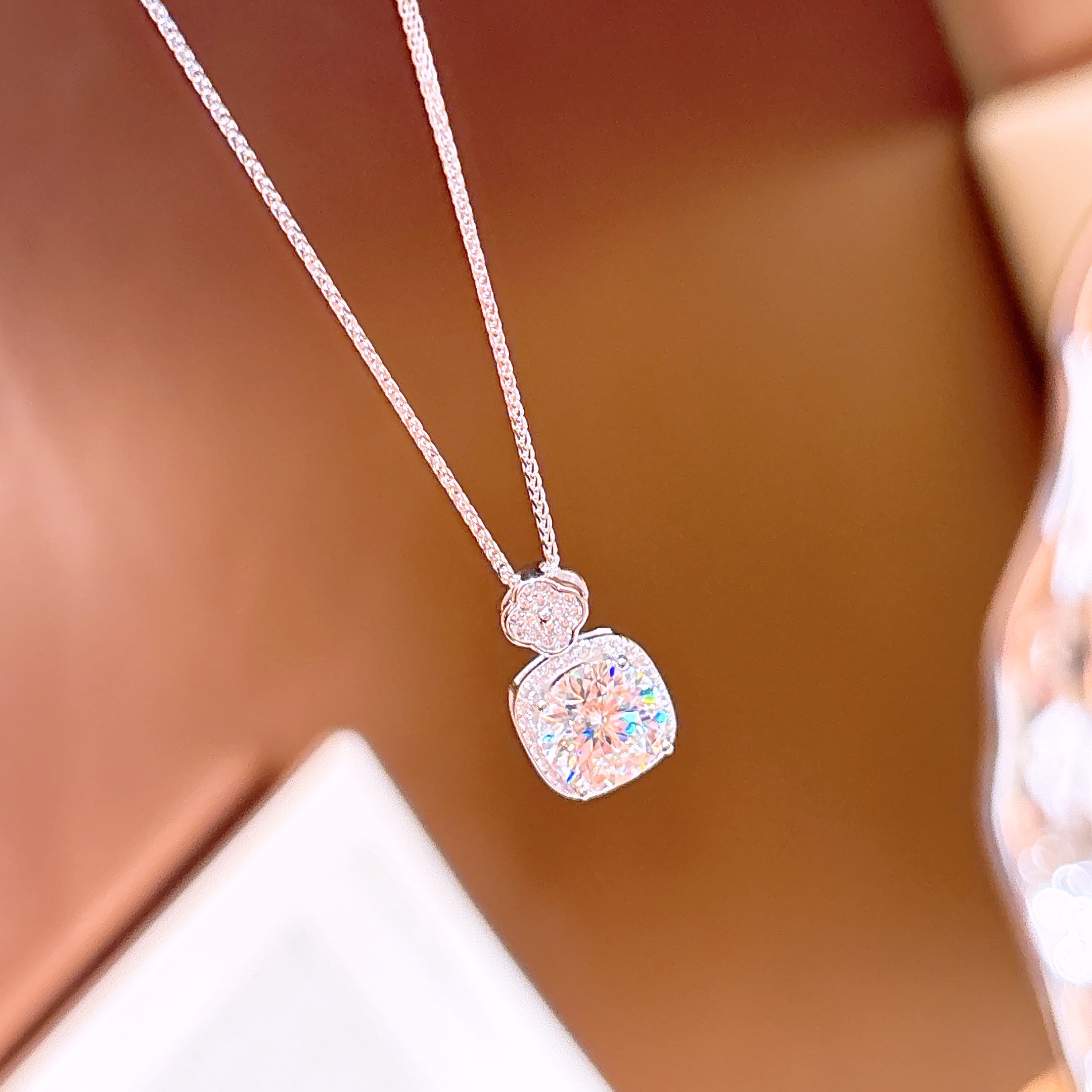 知性的純銀モアッサナイトネックレスゴールド ウェディングギフト