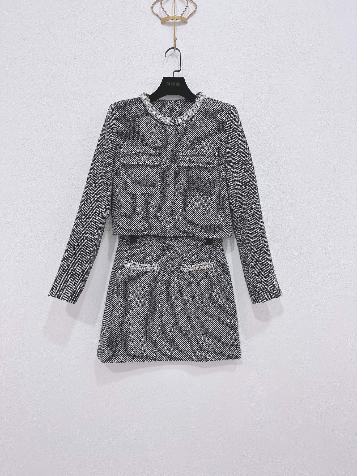 NO:605310,Jacket, long skirt, Sel*-Portrai* new season series, synchronized with the official website, original one-to-one high-end customization, gray herringbone round neck long-sleeved jacket, A-line skirt suit, one color and three sizes SML (jacket S bust 88CM, length 43CM, short skirt S waist 66CM, skirt length 40CM, long skirt S waist 66CM, skirt length 85CM and so on),,skirts,jackets &  coats,alexander wang19860909外套 半裙长半裙Sel*-Portrai* 新一季系列 官网同步 原版一比一高端定制 灰色人字圆领长袖外套A字短裙套装 一色三码SML（外套S胸围88CM 衣长43CM 短半裙S腰围66CM 裙长40CM 长半裙S腰围66CM 裙长85CM 以此类推）,,skirts,jackets & coats,alexander wang,Women's clothing
