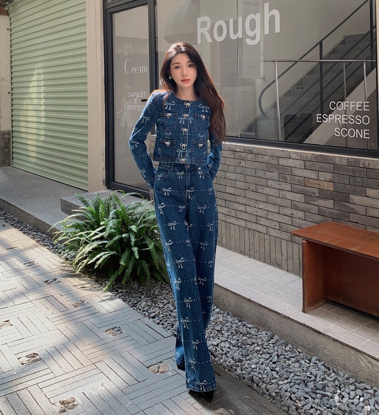 NO:567136,Self-Portrait new season series, official website synchronized, original one-to-one high-end customization, bow decoration, printed long-sleeved round neck coat, wide leg, fashionable jeans suit, one color and three sizes SML (jacket S length 42CM, bust 86CM, sleeve length 59CM, trouser length S 103CM, waistline 67CM and so on),,jeans,jackets & coats,alexander wang19860909Self-Portrait 新一季系列 官网同步 原版一比一高端定制 蝴蝶结装饰 印花长袖圆领外套阔腿 时尚牛仔裤 套装 一色三码SML（外套S衣长42CM 胸围86CM 袖长59CM 裤长S 103CM 腰围67CM以此类推）,,jeans,jackets & coats,alexander wang,Women's clothing