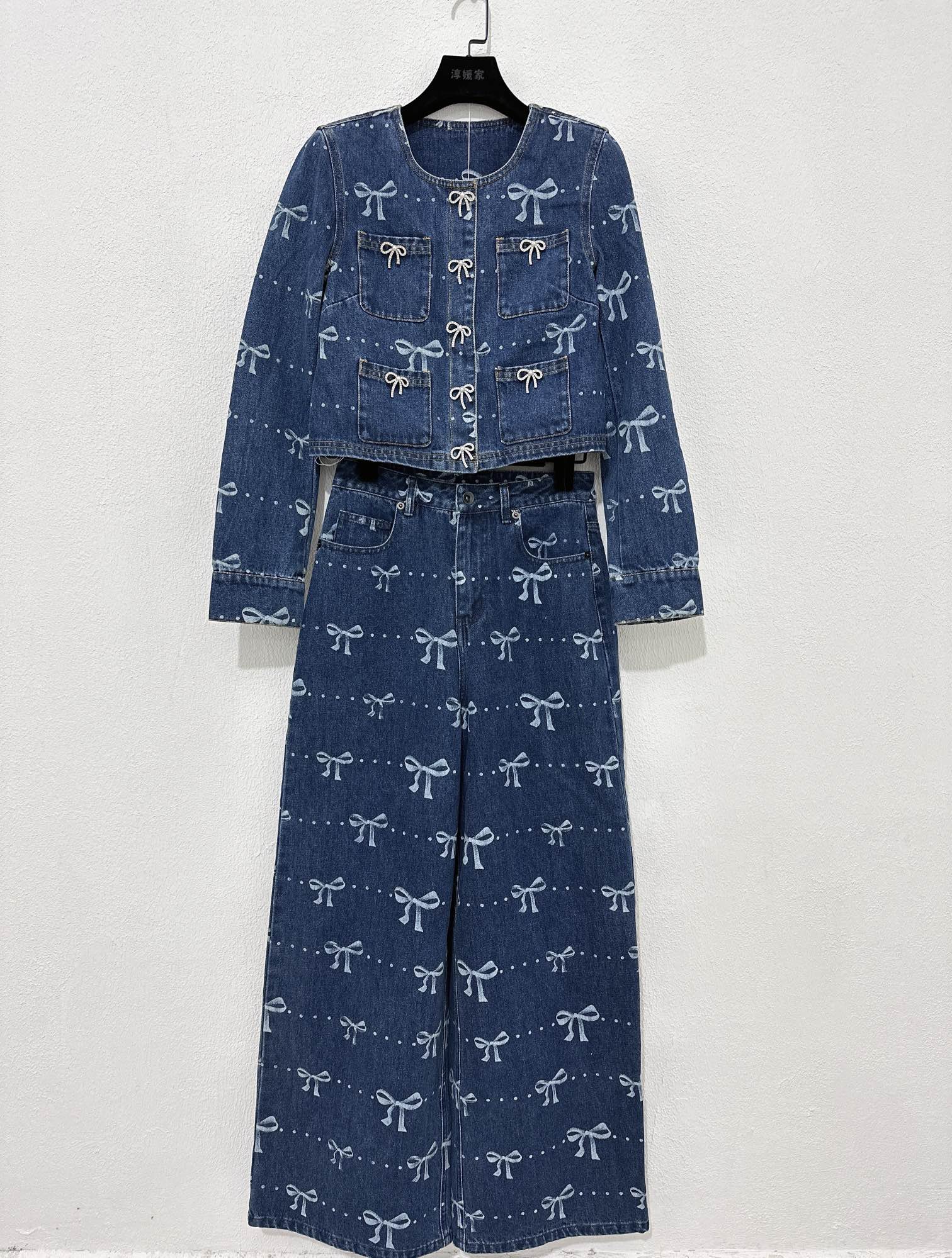 NO:567141,Jacket Cow Self-Portrait new season series official website synchronization original one to one high-end customization bow decoration printed long-sleeved round neck coat wide leg fashion jeans suit one color three sizes SML (jacket S length 42CM, bust 86CM, sleeve length 59CM, trouser length S 103CM, waist 67CM and so on),,jeans,jackets & coats,alexander wang19860909外套牛Self-Portrait 新一季系列 官网同步 原版一比一高端定制 蝴蝶结装饰 印花长袖圆领外套阔腿 时尚牛仔裤 套装 一色三码SML（外套S衣长42CM 胸围86CM 袖长59CM 裤长S 103CM 腰围67CM以此类推）,,jeans,jackets & coats,alexander wang,Women's clothing