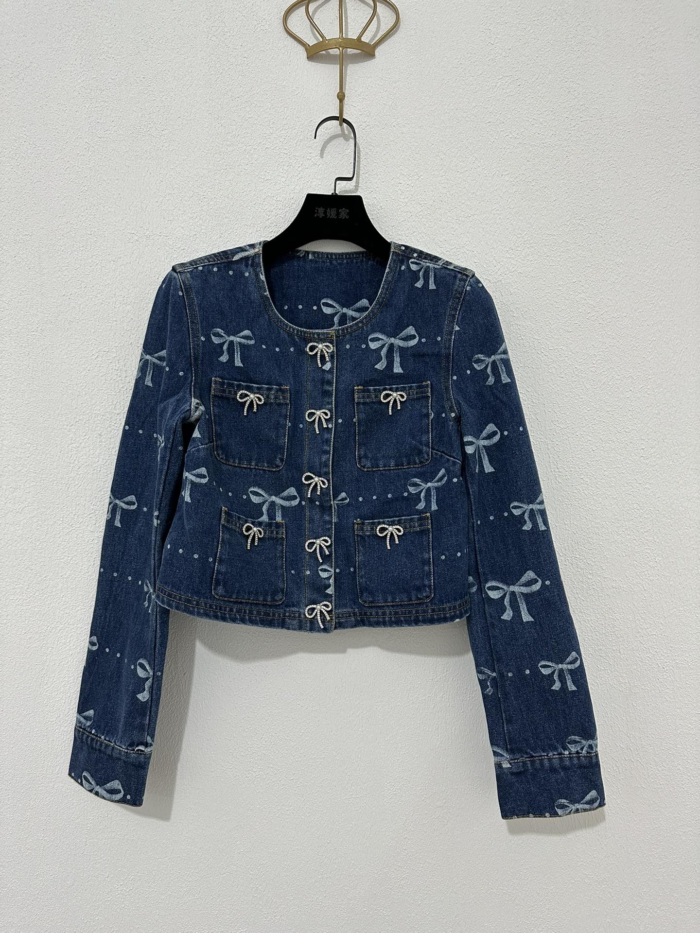 NO:567131,Self-Portrait new season series, synchronized with the official website, original one-to-one high-end customization, bow decoration, printed long-sleeved round neck coat, wide legs, fashionable jeans suit, one color and three sizes SML (jacket S, length 42CM, bust 86CM, sleeve length 59CM, trouser length S 103CM, waist 67CM and so on) jackets, jeans, jackets & coats, alexander wang19860909Self-Portrait 新一季系列 官网同步 原版一比一高端定制 蝴蝶结装饰 印花长袖圆领外套阔腿 时尚牛仔裤 套装 一色三码SML（外套S衣长42CM 胸围86CM 袖长59CM 裤长S 103CM 腰围67CM以此类推）外套,,jeans,jackets & coats,alexander wang,Women's clothing