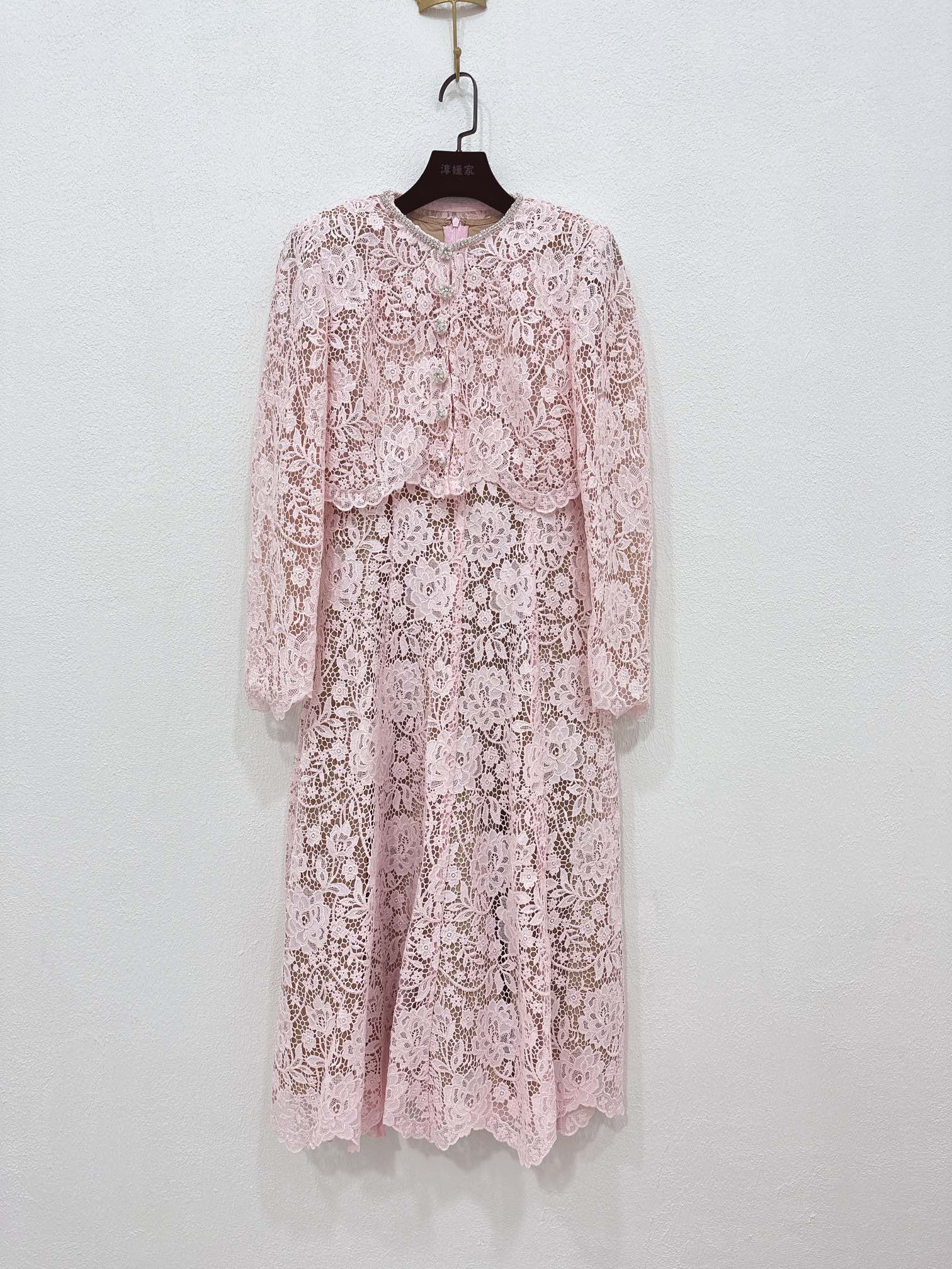 NO:611343,Jacket dress Self-Portrait new season series official website synchronization original one-to-one high-end customization pink temperament diamond lace long-sleeved cardigan jacket pink lace large skirt sleeveless dress high-end and decent two-piece set one color four sizes SML  Skirt length 117CM and so on),,skirts,jackets & coats,alexander wang19860909外套连衣裙Self-Portrait 新一季系列 官网同步 原版一比一高端定制 粉红色气质 钻饰蕾丝长袖开衫外套粉色蕾丝大裙摆无袖 连衣裙 高级感 大方得体 穿搭两件套 一色四码SMLXL（外套S胸围88CM 衣长37CM 袖长59CM 无袖连衣裙S胸围84CM内合适 腰围68CM 裙长117CM以此类推）,,skirts,jackets & coats,alexander wang,Women's clothing