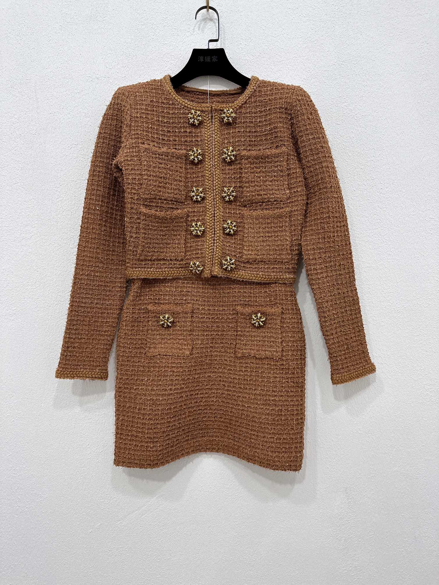 NO:567168,Tops and skirts Self-Portrait new season series official website synchronized original one-to-one high-end custom-made waffles Xiaoxiangfeng double-breasted sequined knitted cardigan coat elastic high-waisted knitted skirt suit two colors and three sizes SML (top S length 42CM, bust 84CM, skirt S waist 66CM, skirt length 40CM and so on),,skirts,jackets & coats,alexander wang19860909上衣半裙Self-Portrait 新一季系列 官网同步 原版一比一高端定制华尔夫 小香风 双排扣亮片针织开衫外套弹力高腰针织半裙 套装 两色三码SML（上衣S衣长42CM 胸围84CM 半裙S腰围66CM 裙长40CM以此类推）,,skirts,jackets & coats,alexander wang,Women's clothing