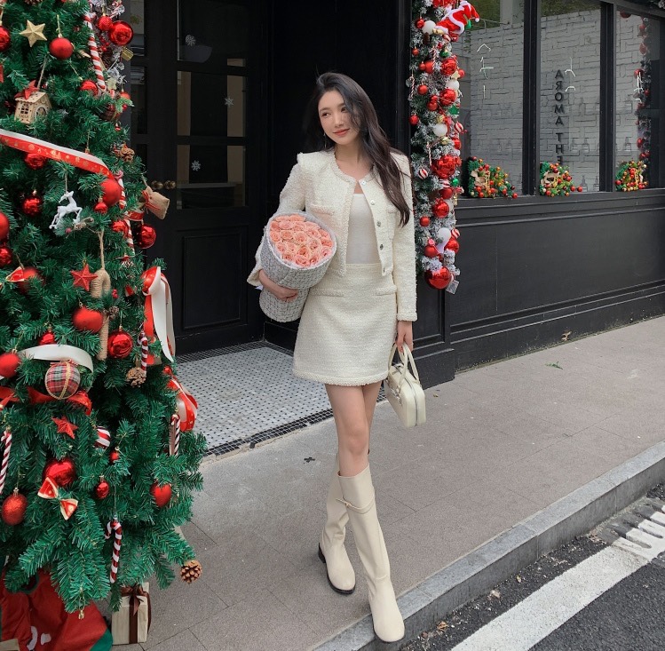 NO:576011,Self-Portrait new season series, synchronized with the official website, original one-to-one high-end customized rich daughter, high-end sense, small fragrance, long-sleeved round neck top, jacket, high-waisted short skirt, sleeveless dress, fashionable three-piece suit, one color and three sizes SML (jacket S, length 44CM, bust 88CM, sleeve length 58CM, short skirt S, waist 66CM, skirt length 40CM, hip 90CM, sleeveless dress S, skirt length 82CM  Suitable for bust 84CM, waist 78CM and so on) Jackets, skirts, jackets & coats, alexander wang19860909Self-Portrait 新一季系列 官网同步 原版一比一高端定制富家千金 高级感 小香风 长袖圆领上衣外套高腰短裙无袖连衣裙 时尚三件套 套装装一色三码SML（外套S衣长44CM 胸围88CM 袖长58CM 短半裙S 腰围66CM 裙长40CM 臀围90CM 无袖连衣裙S裙长82CM 胸围84CM内合适 腰围78CM 以此类推）外套,,skirts,jackets & coats,alexander wang,Women's clothing