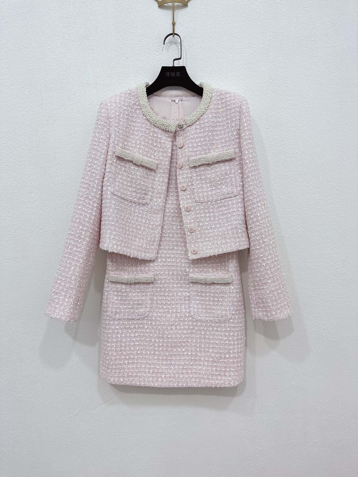 NO:611312,Jacket dress Self-Portrait new season series official website synchronization original one-to-one high-end customization pink small fragrance pearl tweed long-sleeved jacket small fragrance pearl tweed sleeveless dress suit one color three sizes SML (S coat length 45CM, bust within 88CM is suitable, dress S waistline 77CM, bust within 84CM is suitable, skirt length 82CM and so on),,skirts,jackets & coats,alexander wang19860909外套连衣裙Self-Portrait 新一季系列 官网同步 原版一比一高端定制 粉色小香风 珍珠粗花呢 长袖外套小香风珍珠粗花呢无袖连衣裙套装 一色三码SML（S外套衣长45CM 胸围88CM内合适 连衣裙S腰围77CM 胸围84CM内合适 裙长82CM以此类推）,,skirts,jackets & coats,alexander wang,Women's clothing