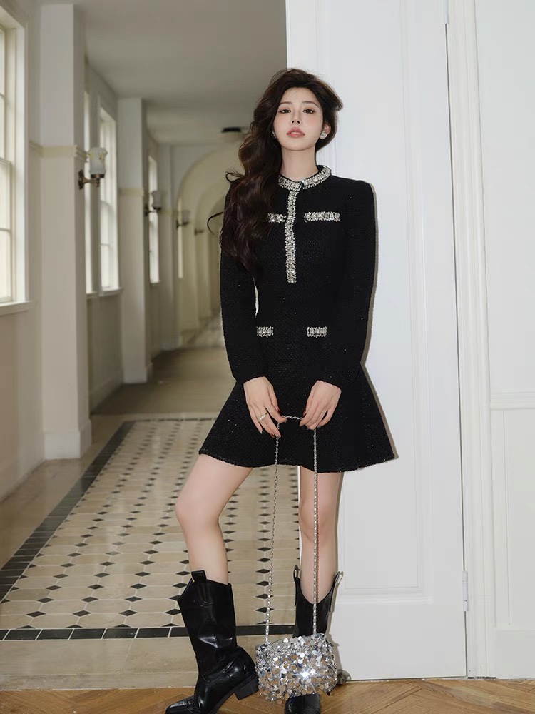 NO:508793,Self-Portrait New Season Series Official Website Synchronization Original one-to-one high-end custom small fragrance style Round neck classic black Heavy industry diamond decoration Round neck sequins Knitted dress (with shoulder pads, shoulder pads can be removed) One-color three-code SML (S skirt length 84CM, bust 84CM waist 64CM sleeve length 58CM hip 90CM and so on. Everyone measures differently 1-3CM error is normal), skirts, alexander wang19860909Self-Portrait 新一季系列 官网同步 原版一比一高端定制小香风 圆领经典黑色 重工钻饰 圆领亮片 针织连衣裙（有垫肩 垫肩可卸）一色三码SML（S裙长84CM 胸围84CM 腰围64CM 袖长58CM 臀围90CM以此类推 每个人测量方式不同1-3CM误差正常）,,skirts,alexander wang,Women's clothing