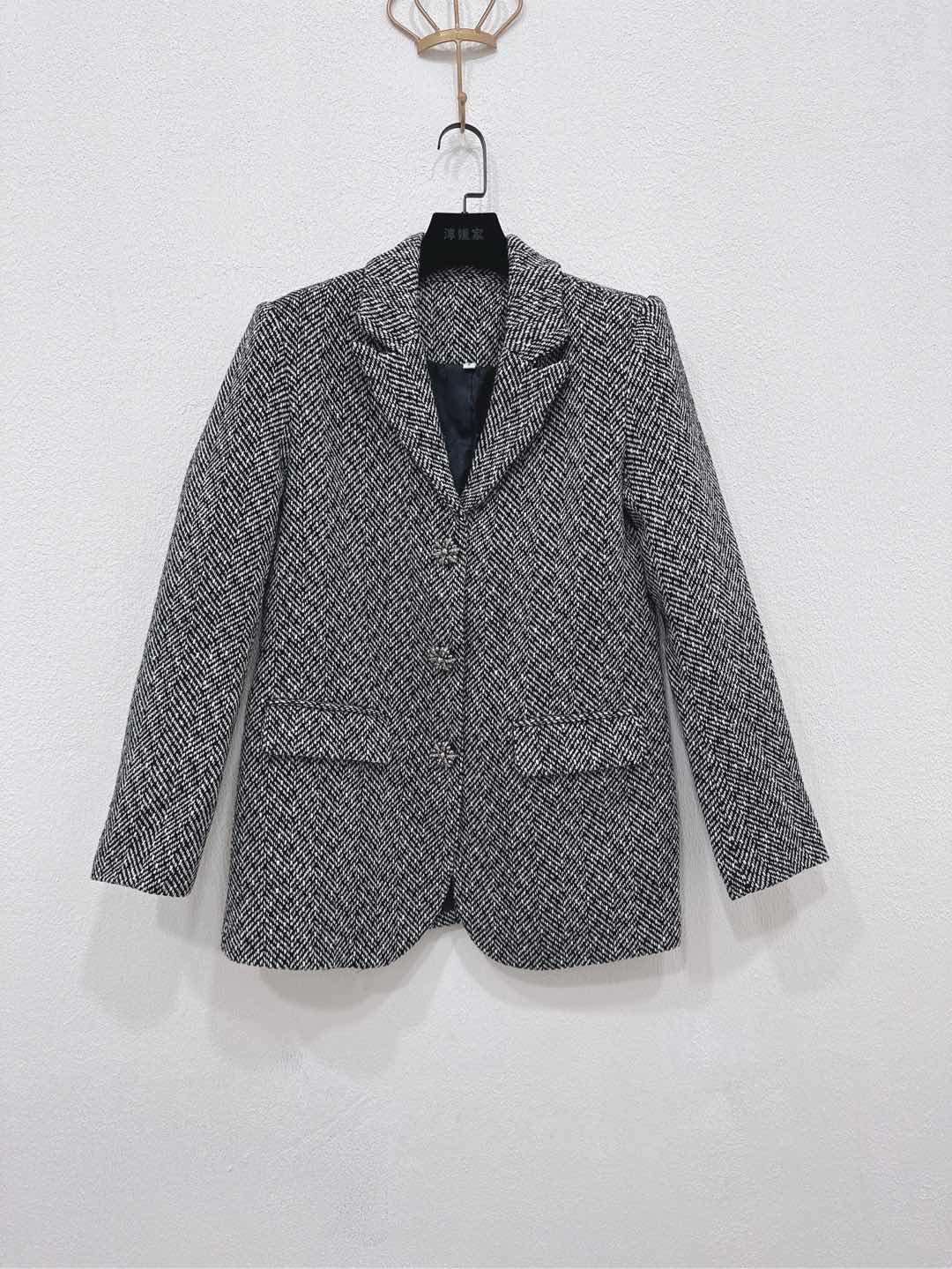 NO:568242,Self-Portrait new season series, synchronized with the official website, original one-to-one high-end customization, exquisite elegant lady, gray and white thick flowers, herringbone lapel, slim shoulder and long sleeves, suit woolen jacket, one color and three sizes SML (coat S length 70CM, bust 94CM, sleeve length 60CM and so on, everyone's measurement method is different, the difference is 1-3CM, normal, jackets & coats, business suit, alexander wang19860909Self-Portrait 新一季系列 官网同步 原版一比一高端定制 精致气质名媛 灰白粗花 人字纹翻领 修身正肩长袖 西装毛呢外套一色三码SML（外套S衣长70CM 胸围94CM 袖长60CM以此类推每个人测量方式不同相差1-3CM正常,,jackets & coats,business suit,alexander wang,Women's clothing