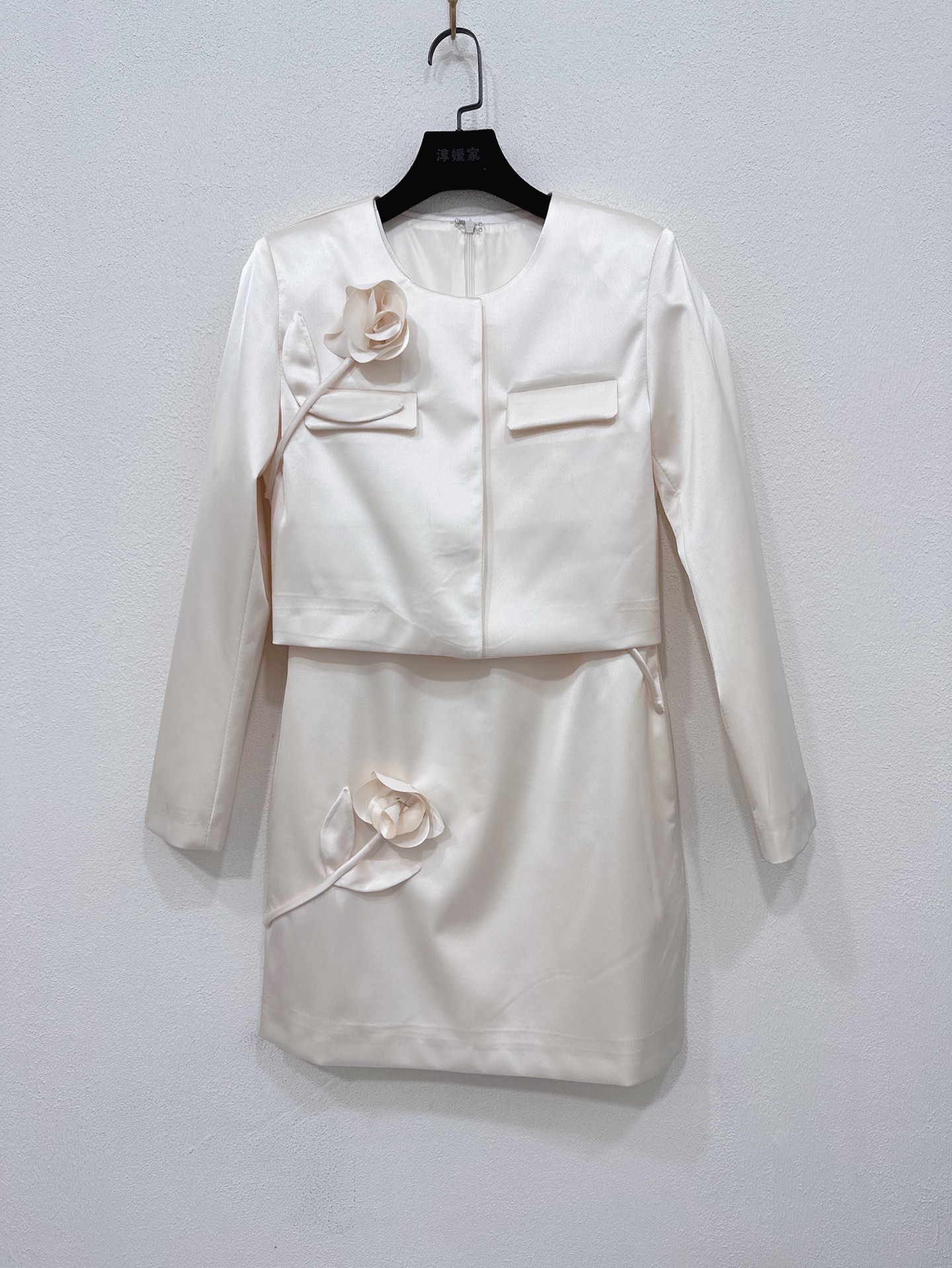 NO:591500,Jacket, half skirt, sleeveless dress, Self-Portrait, new season series, official website synchronization, original one-to-one high-end customization, satin new Chinese style, long-sleeved jacket, sleeveless dress, half-length skirt, fashionable three-piece suit, one color and three sizes SML (jacket S, bust 86CM, length 43CM, skirt S, waist 66CM, skirt length 79CM, sleeveless dress S, suitable for bust 84CM, waist 78CM  Skirt length is 82CM and so on) (manual measurement error of 1~3CM is normal),,skirts,jackets & coats,alexander wang19860909外套半裙无袖连衣裙Self-Portrait 新一季系列 官网同步 原版一比一高端定制 缎面新中式 长袖外套无袖连衣裙半身长裙 时尚三件套装 一色三码SML（外套S胸围86CM 衣长43CM半裙S腰围66CM 裙长79CM 无袖连衣裙S胸围84CM内合适 腰围78CM 裙长82CM以此类推）（手工测量1～3CM误差正常）,,skirts,jackets & coats,alexander wang,Women's clothing