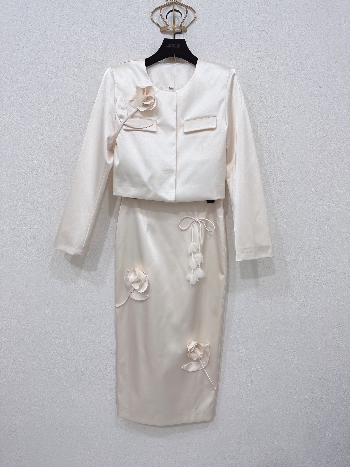 NO:591490,Jacket, half skirt, sleeveless dress, Self-Portrait, new season series, official website synchronization, original one-to-one high-end customization, satin new Chinese style, long-sleeved jacket, sleeveless dress, half-length skirt, fashionable three-piece suit, one color and three sizes SML (jacket S, bust 86CM, length 43CM, skirt S, waist 66CM, skirt length 79CM, sleeveless dress S, suitable for bust 84CM, waist 78CM  Skirt length is 82CM and so on) (manual measurement error of 1~3CM is normal, skirts, jackets & coats, alexander wang19860909外套半裙无袖连衣裙Self-Portrait 新一季系列 官网同步 原版一比一高端定制 缎面新中式 长袖外套无袖连衣裙半身长裙 时尚三件套装 一色三码SML（外套S胸围86CM 衣长43CM半裙S腰围66CM 裙长79CM 无袖连衣裙S胸围84CM内合适 腰围78CM 裙长82CM以此类推）（手工测量1～3CM误差正常,,skirts,jackets & coats,alexander wang,Women's clothing