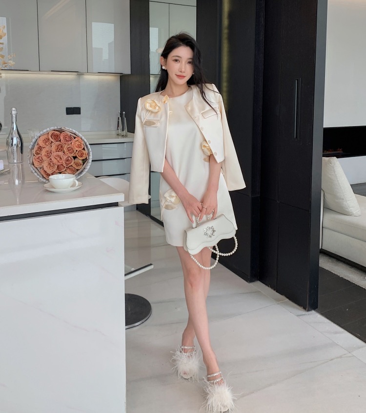 NO:591493,Jacket sleeveless dress Self-Portrait new season series official website synchronization original one to one high-end customization satin new Chinese style long-sleeved jacket sleeveless dress half-length skirt fashion three-piece suit one color three sizes SML (jacket S bust 86CM, length 43CM skirt S waist 66CM, skirt length 79CM Sleeveless dress S suitable for bust 84CM, waist 78CM  Skirt length is 82CM and so on) (manual measurement error of 1~3CM is normal),,skirts,jackets & coats,alexander wang19860909外套无袖连衣裙Self-Portrait 新一季系列 官网同步 原版一比一高端定制 缎面新中式 长袖外套无袖连衣裙半身长裙 时尚三件套装 一色三码SML（外套S胸围86CM 衣长43CM半裙S腰围66CM 裙长79CM 无袖连衣裙S胸围84CM内合适 腰围78CM 裙长82CM以此类推）（手工测量1～3CM误差正常）,,skirts,jackets & coats,alexander wang,Women's clothing