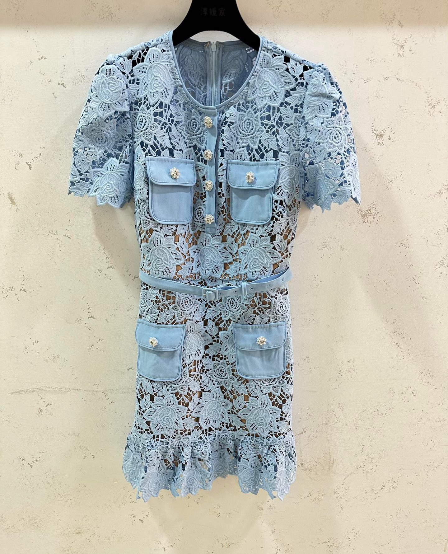 NO:587372,Self-Portrait's new season series is synchronized with the official website. Original one-to-one high-end customization. Heavy water-soluble lace. High-waisted slim fit. Short-sleeved round neck dress. Blue and white. Two colors and four sizes. SMLXL (S skirt length 84CM, bust 84CM suitable, waist 67CM and so on) (manual measurement error of 1~3CM is within the normal range, skirts, T-shirts, alexander wang19860909Self-Portrait新一季系列 官网同步 原版一比一高端定制 重工水溶蕾丝 高腰修身 短袖圆领连衣裙 蓝色 白色 两色四码SMLXL（S裙长84CM 胸围84CM 内合适 腰围67CM 以此类推）（手工测量1～3CM误差属于正常范围,,skirts,T-shirt,alexander wang,Women's clothing