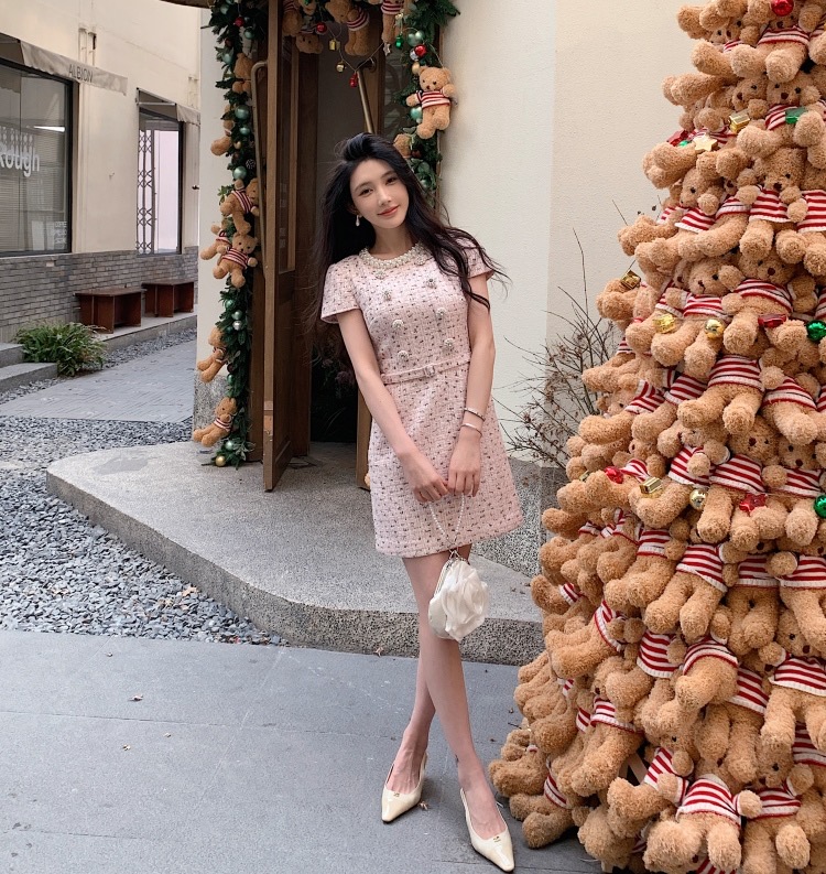 NO:650427,Self-Portrait new season series official website synchronization original one to one high-end customization small fragrant tweed three-piece set short short-sleeved top tweed small fragrant style hip-covering skirt mid-length skirt tweed pearl short-sleeved dress red pink three-piece set one color three sizes SML (top S bust 85CM, length 42CM, skirt S waist 66CM, hip 90CM, skirt length 80CM  Dress S is suitable for chest circumference 84CM, waist circumference 68CM, skirt length 82CM and so on) (manual measurement error of 1~3CM is within the normal range) Jumpsuits, skirts, T-shirts, alexander wang19860909Self-Portrait 新一季系列 官网同步 原版一比一高端定制 小香风粗花呢 三件套 短款短袖上衣粗花呢小香风包臀半裙中长裙粗花呢珍珠短袖连衣裙 红粉色三件套 一色三码SML（上衣S胸围85CM 衣长42CM 半身长裙S腰围66CM 臀围90CM 裙长80CM 连衣裙S胸围84CM内合适 腰围68CM 裙长82CM以此类推）（手工测量1～3CM误差属于正常范围） 连衣,,skirts,T-shirt,alexander wang,Women's clothing