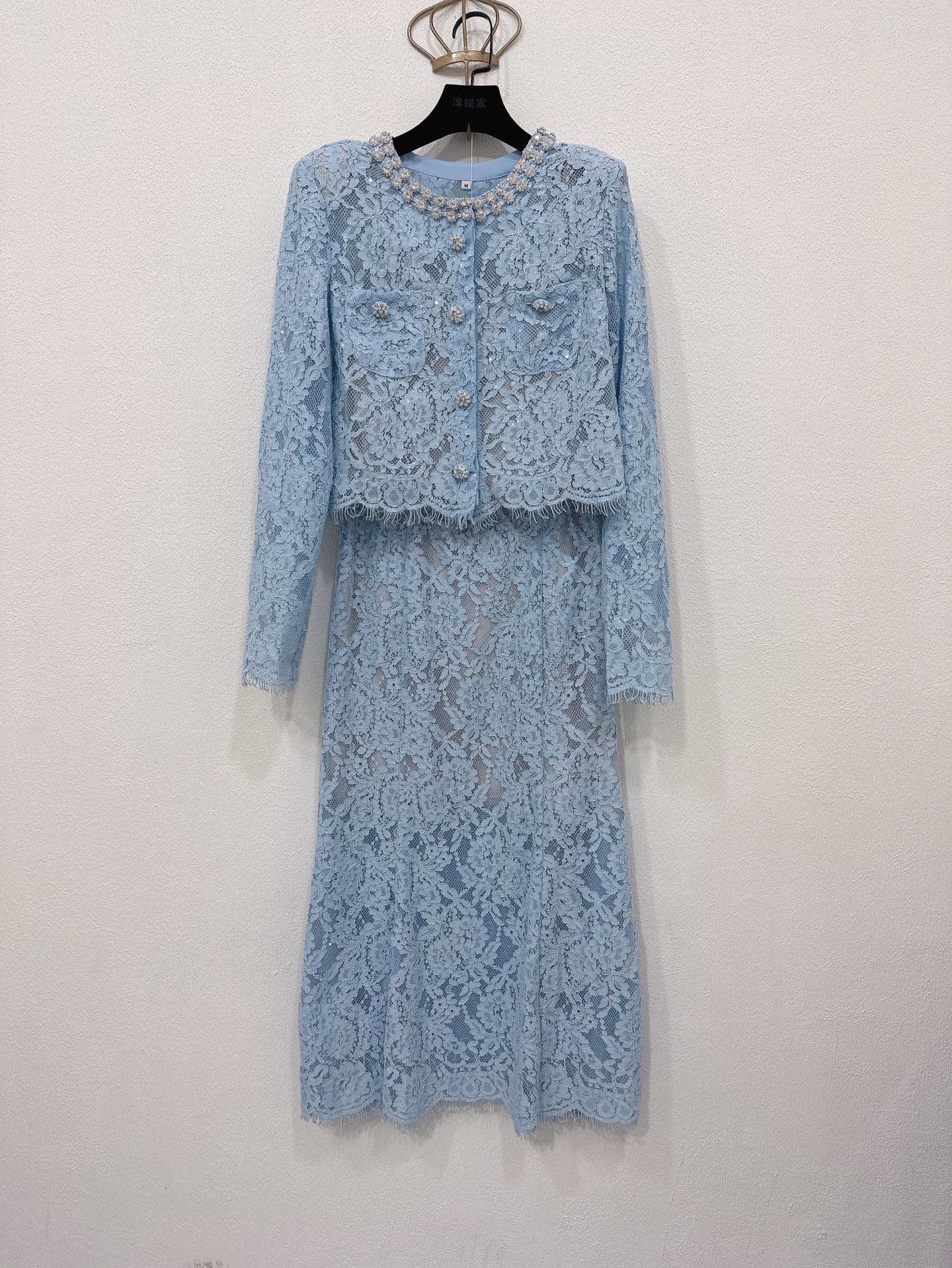 NO:590065,Jacket, skirt, Self-Portrait, new season series, synchronized with the official website, original one-to-one high-end customized white temperament, heavy diamond decoration, lace long-sleeved top, cardigan two-piece set, lace fishtail long skirt, a complete suit (with belt), two colors and three sizes, SML, white, blue (jacket S, length 44CM, bust 84CM, suitable for skirt S, waist 66CM, skirt length 81CM  Hip circumference 88CM and so on,,skirts,jackets & coats,alexander wang19860909外套 半裙Self-Portrait 新一季系列 官网同步 原版一比一高端定制白色气质 重工钻饰 蕾丝长袖上衣开衫两件套蕾丝鱼尾半身长裙 一整套装（配腰带） 两色三码SML 白色 蓝色（外套S衣长44CM 胸围84CM 内合适 半裙S 腰围66CM 裙长81CM 臀围88CM以此类推,,skirts,jackets & coats,alexander wang,Women's clothing