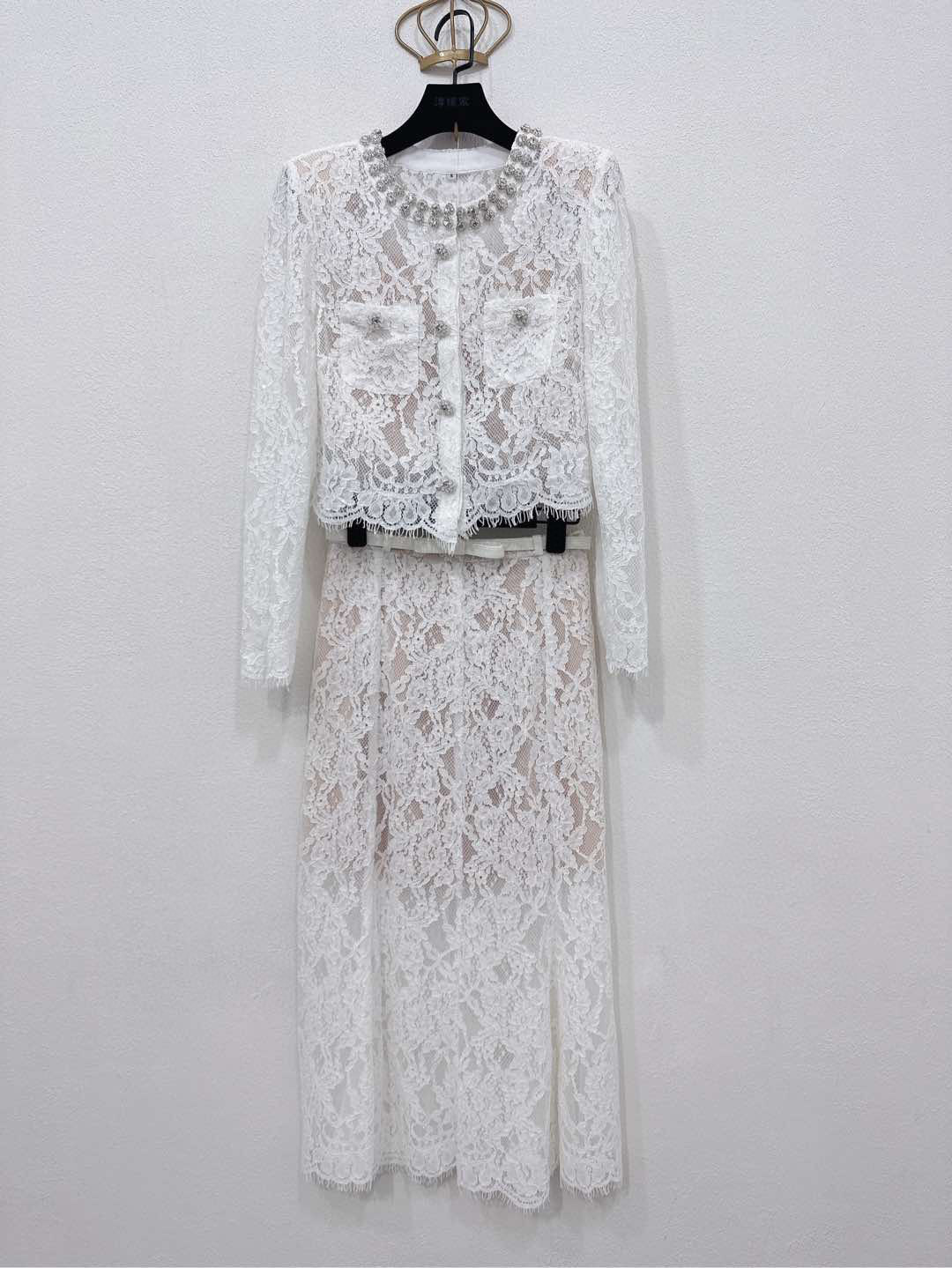 NO:590039,) Jacket, skirt, Self-Portrait new season series, official website synchronization, original one-to-one high-end customized white temperament, heavy diamond decoration, lace long-sleeved top, cardigan two-piece set, lace fishtail long skirt, a complete suit (with belt), two colors and three sizes, SML, white, blue (jacket S, length 44CM, bust 84CM, suitable for skirt S, waist 66CM, skirt length 81CM  Hip circumference 88CM and so on,,skirts,jackets & coats,alexander wang19860909）外套 半裙Self-Portrait 新一季系列 官网同步 原版一比一高端定制白色气质 重工钻饰 蕾丝长袖上衣开衫两件套蕾丝鱼尾半身长裙 一整套装（配腰带） 两色三码SML 白色 蓝色（外套S衣长44CM 胸围84CM 内合适 半裙S 腰围66CM 裙长81CM 臀围88CM以此类推,,skirts,jackets & coats,alexander wang,Women's clothing