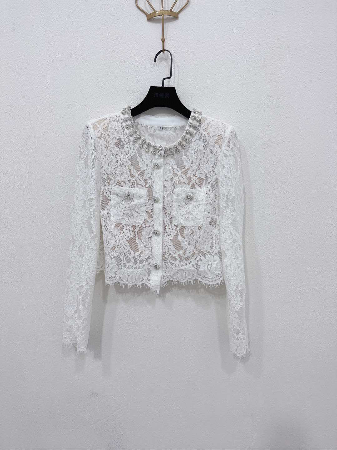 NO:590048,Jacket, skirt, Self-Portrait, new season series, official website synchronization, original one-to-one high-end customized white temperament, heavy diamond decoration, lace long-sleeved top, cardigan two-piece set, lace fishtail long skirt, complete suit (with belt), two colors and three sizes, SML, white, blue (jacket S, length 44CM, bust 84CM, suitable for skirt S, waist 66CM, skirt length 81CM  Hip circumference 88CM and so on,,skirts,jackets & coats,alexander wang19860909外套 半裙Self-Portrait 新一季系列 官网同步 原版一比一高端定制白色气质 重工钻饰 蕾丝长袖上衣开衫两件套蕾丝鱼尾半身长裙 一整套装（配腰带） 两色三码SML 白色 蓝色（外套S衣长44CM 胸围84CM 内合适 半裙S 腰围66CM 裙长81CM 臀围88CM以此类推,,skirts,jackets & coats,alexander wang,Women's clothing