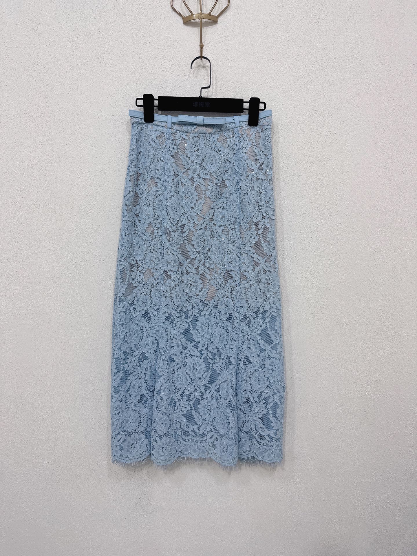 NO:590018,Self-Portrait new season series, synchronized with the official website, original one-to-one high-end customized white temperament, heavy diamond decoration, lace long-sleeved top cardigan, two-piece lace fishtail skirt, a complete set (with belt), two colors and three sizes, SML white, blue (jacket S, length 44CM, bust 84CM, suitable for skirt S, waist 66CM, skirt length 81CM, hips 88CM, etc.,,skirts,jackets &  coats,alexander wang19860909Self-Portrait 新一季系列 官网同步 原版一比一高端定制白色气质 重工钻饰 蕾丝长袖上衣开衫两件套蕾丝鱼尾半身长裙 一整套装（配腰带） 两色三码SML 白色 蓝色（外套S衣长44CM 胸围84CM 内合适 半裙S 腰围66CM 裙长81CM 臀围88CM以此类,,skirts,jackets & coats,alexander wang,Women's clothing