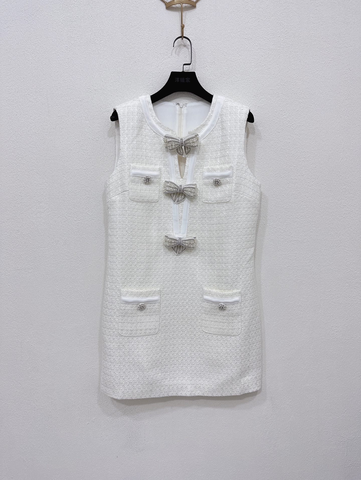 NO:331192,Self-Portrait New Season Series Official Website Synchronization Original one-to-one high-end custom ivory white Small fragrance pearls Bow High-waisted sleeveless Fashion tweed dress Dress One-color three-code SML (S skirt length 81CM, bust 84CM suitable waist 76CM, etc.), skirts,alexander wang19860909Self-Portrait 新一季系列 官网同步 原版一比一高端定制象牙白色 小香风珍珠 蝴蝶结 高腰无袖 时尚粗花呢连衣裙洋装 一色三码SML（S裙长81CM 胸围84CM内合适 腰围76CM 以此类推）,,skirts,alexander wang,Women's clothing