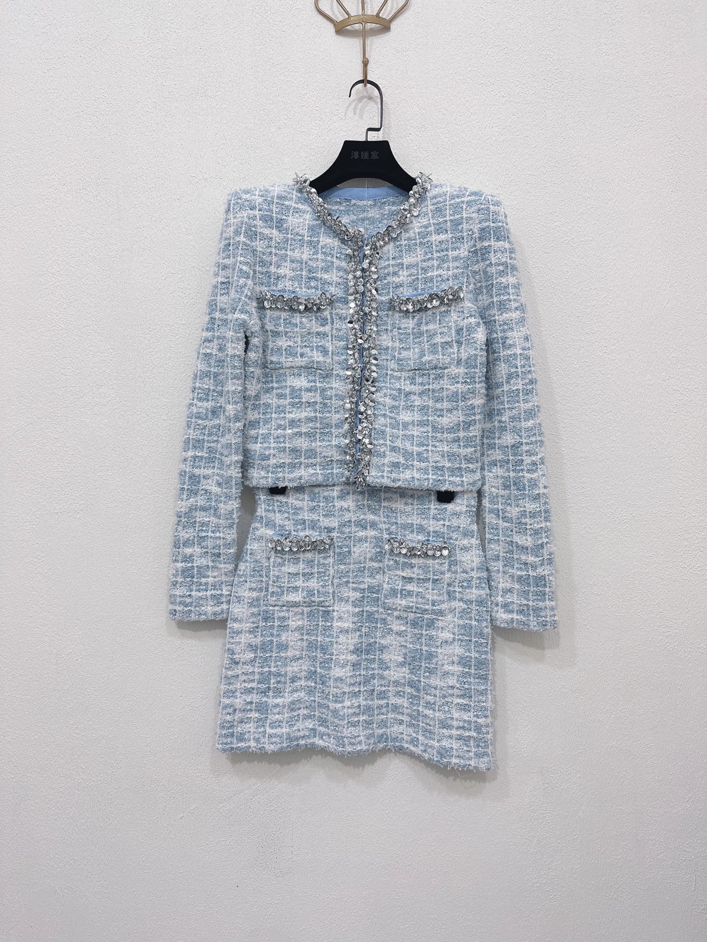 NO:570087,Jacket and skirt Self-Portrait new season series official website synchronized original one-to-one high-end customized blue mixed color stretch knitted jacket cardigan elastic small fragrance skirt suit one color three sizes SML (jacket S bust 84CM, length 45CM, skirt S waist 66CM, hip 88CM, skirt length 41CM and so on),,skirts,jackets & coats,alexander wang19860909外套半裙Self-Portrait 新一季系列 官网同步 原版一比一高端定制蓝混色 弹力针织外套开衫弹力小香风短裙 套装 一色三码SML（外套S胸围84CM 衣长45CM 半裙S 腰围66CM 臀围88CM 裙长41CM 以此类推）,,skirts,jackets & coats,alexander wang,Women's clothing