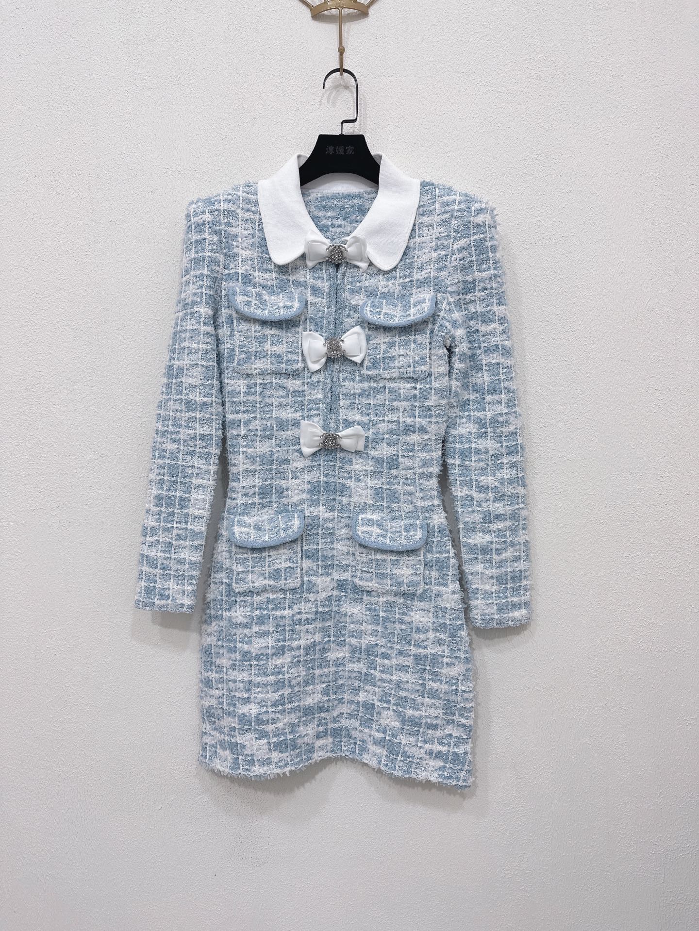 NO:331183,Self-Portrait New Season Series Official Website Synchronization Original one-to-one high-end custom blue mixed doll collar, small fragrance style, bow knitted dress One-color three-code SML (S skirt length 81CM, bust 82CM, waist 64CM, hip 88CM, and so on), skirts,alexander wang19860909Self-Portrait 新一季系列 官网同步 原版一比一高端定制蓝混色娃娃领 小香风 蝴蝶结针织 连衣裙 一色三码SML（S裙长81CM 胸围82CM 腰围64CM 臀围88CM 以此类推）,,skirts,alexander wang,Women's clothing