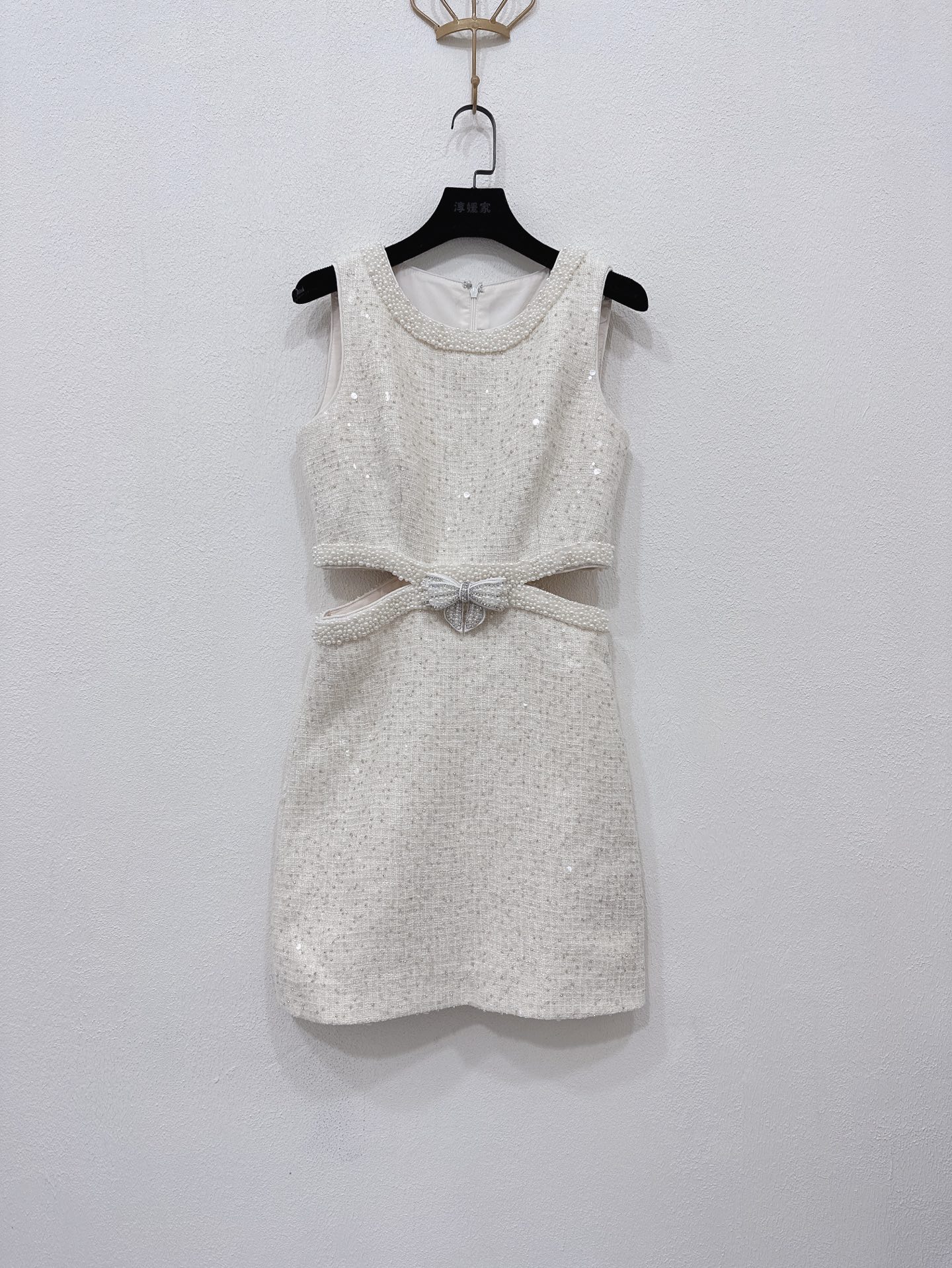 NO:331390,Self-Portrait New Season Series Official Website Synchronization Original one-to-one high-end custom ivory white pearls Small sexy waist-exposed sleeveless round neck thick tweed Small dress One-color three-code SML (S skirt length 81CM, bust 84CM, suitable waist 68CM, hip 90CM, and so on. Everyone measures differently. 1-3CM error is normal), skirts,alexander wang19860909Self-Portrait 新一季系列 官网同步 原版一比一高端定制象牙白珍珠 小性感露腰 无袖 圆领粗花呢 小洋装连衣裙 一色三码SML（S裙长81CM 胸围84CM 内合适 腰围68CM 臀围90CM以此类推 每个人测量方式不同 1-3CM误差正常）,,skirts,alexander wang,Women's clothing