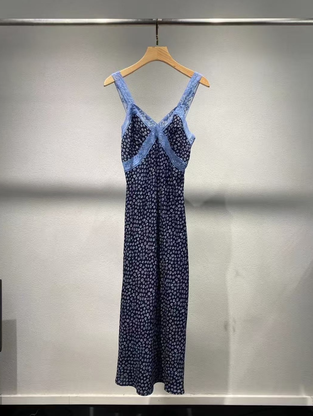 NO:327300,ROUJE designer brand LOOKNOW2025 new style lace splicing floral dark blue suspender dress one color three-code SML (S bust 82CM waist 75CM skirt length 114CM and so on), skirts,alexander wang19860909ROUJE设计师品牌LOOKNOW2025新款 蕾丝拼接碎花 深蓝色吊带连衣裙 一色三码SML（S胸围82CM 腰围75CM 裙长114CM 以此类推）,,skirts,alexander wang,Women's clothing