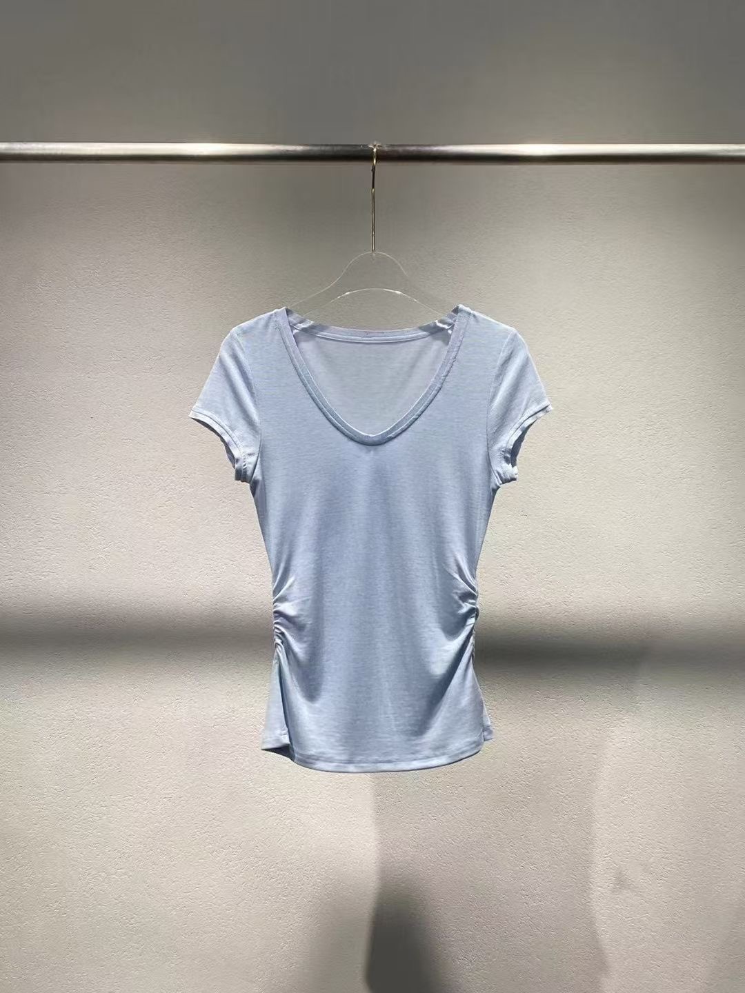 NO:333982,New style in stock, 25 summer v-neck front shoulder slim wrinkled waist T-shirt white, blue, khaki, three-color three-code SML, tees, t-shirt, alexander wang19860909新款现货供应,25夏款v领正肩修身皱褶收腰T恤 白,蓝,卡其,三色三码SML,,tees，t-shirt,alexander wang,Women's clothing