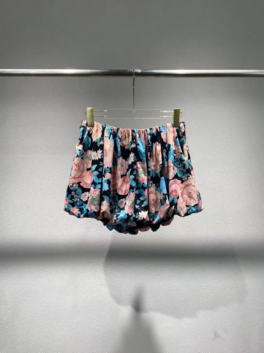 NO:414936,Chloe 25 spring and summer new flower-eared black ear-side suspender top with hip pleated skirt suit One color three-size SML (top S bust 84CM waist 76CM length 54CM shorts S waist 66CM hip 90CM trousers 32CM length and so on) Shorts, chloe,loewe, skirts, shorts,alexander wang19860909Chloe蔻依25春夏新款碎花木耳边吊带上衣包臀褶皱裙裤套装 一色三码SML（上衣S胸围84CM 腰围76CM 衣长54CM 短裤S腰围66CM 臀围90CM 裤长32CM 以此类推） 短裤,,chloe,loewe,skirts,shorts,alexander wang,Women's clothing