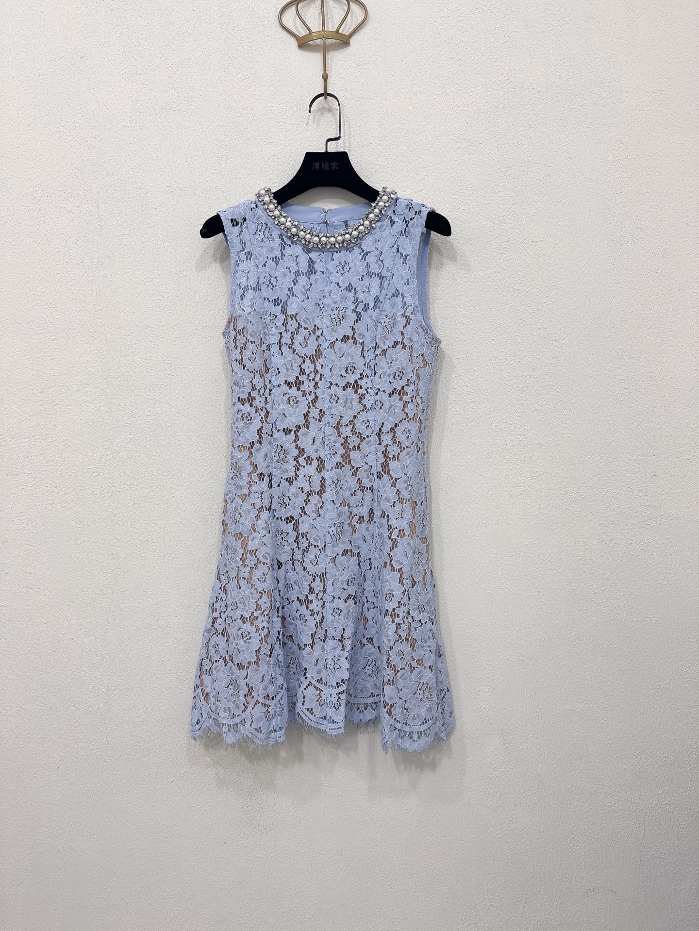 NO:893592,Self-Portrait new season series, synchronized with the official website, original one-to-one high-end customization, misty blue, heavy pearl and diamond ornaments, eyelash lace, high waist and slimming, sleeveless short dress, one color and three sizes SML (S skirt length 84CM, bust 84CM suitable, waist 68CM and so on),,skirts,19860909Self-Portrait 新一季系列 官网同步 原版一比一高端定制 薄雾蓝色 重工珍珠钻饰 睫毛蕾丝 高腰显瘦 无袖短款连衣裙 一色三码SML（S裙长84CM 胸围84CM内合适 腰围68CM 以此类推）,,skirts,,Women's clothing