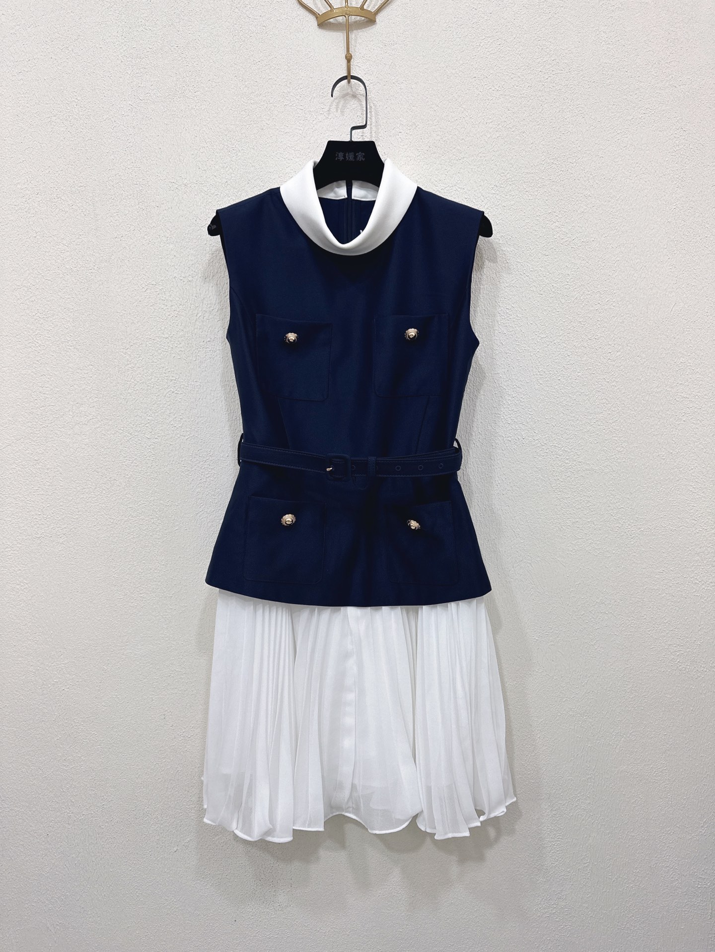 NO:664555,Self-Portrait new season series, synchronized with the official website, original one-to-one high-end customized contrasting colors, small fragrance, fake two-piece sleeveless, small stand-up collar, pleated chiffon short dress, one color and four sizes SMLXL (length 85CM, bust 84CM suitable, waist 67CM and so on),,skirts, 19860909Self-Portrait 新一季系列 官网同步 原版一比一高端定制撞色高级感 小香风 假两件无袖 小立领 百褶雪纺短款连衣裙 一色四码SMLXL（衣长85CM 胸围84CM内合适 腰围67CM 以此类推）,,skirts, ,Women's clothing