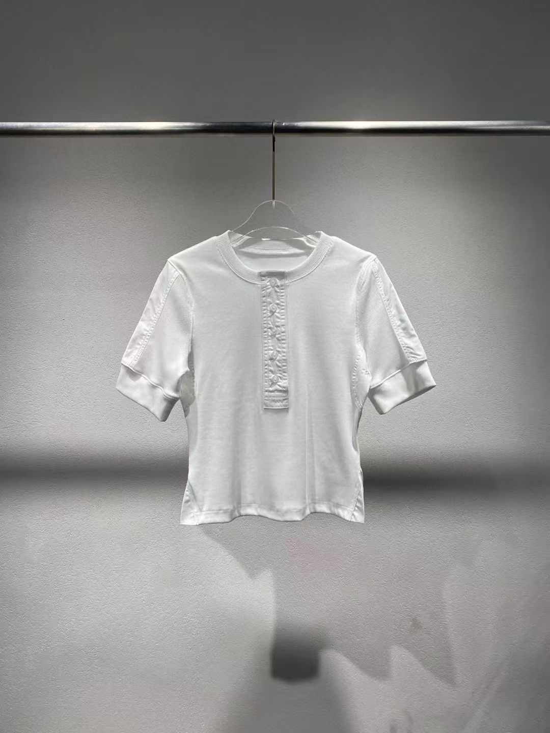 NO:424800,New styles are available in stock 25 summer models, white single-breasted round neck knitted short sleeves, top, one-color three-code SML (S bust 80CM, shoulder width 34CM, garment length 50CM, and so on), T-shirt,alexander wang19860909新款现货供应25夏款 白色单排扣 圆领针织短袖 上衣 一色三码SML（S胸围80CM 肩宽34CM 衣长50CM以此类推）,,T-shirt,alexander wang,Women's clothing