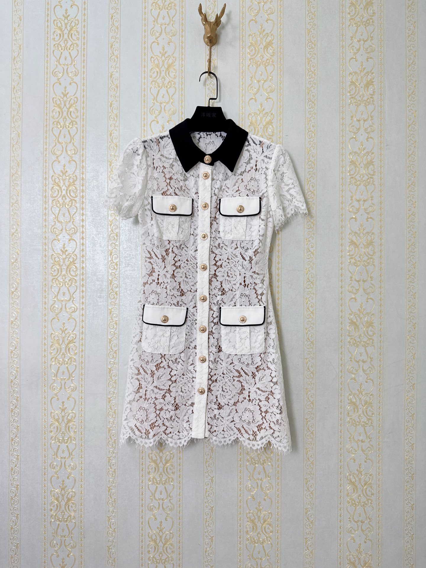 NO:683247,Self-Portrait new season series, synchronized with the official website, original one-to-one high-end customized retro fragrance, pure white temperament, commuting contrasting color, lapel lace dress, one color, four sizes, SMLXL (S length 82CM, bust 84CM suitable, waist 69CM and so on),,skirts,19860909Self-Portrait 新一季系列 官网同步 原版一比一高端定制复古小香风 纯净白气质 通勤撞色 翻领蕾丝 连衣裙 一色四码 SMLXL（S衣长82CM 胸围84CM内合适 腰围69CM以此类推）,,skirts,,Women's clothing